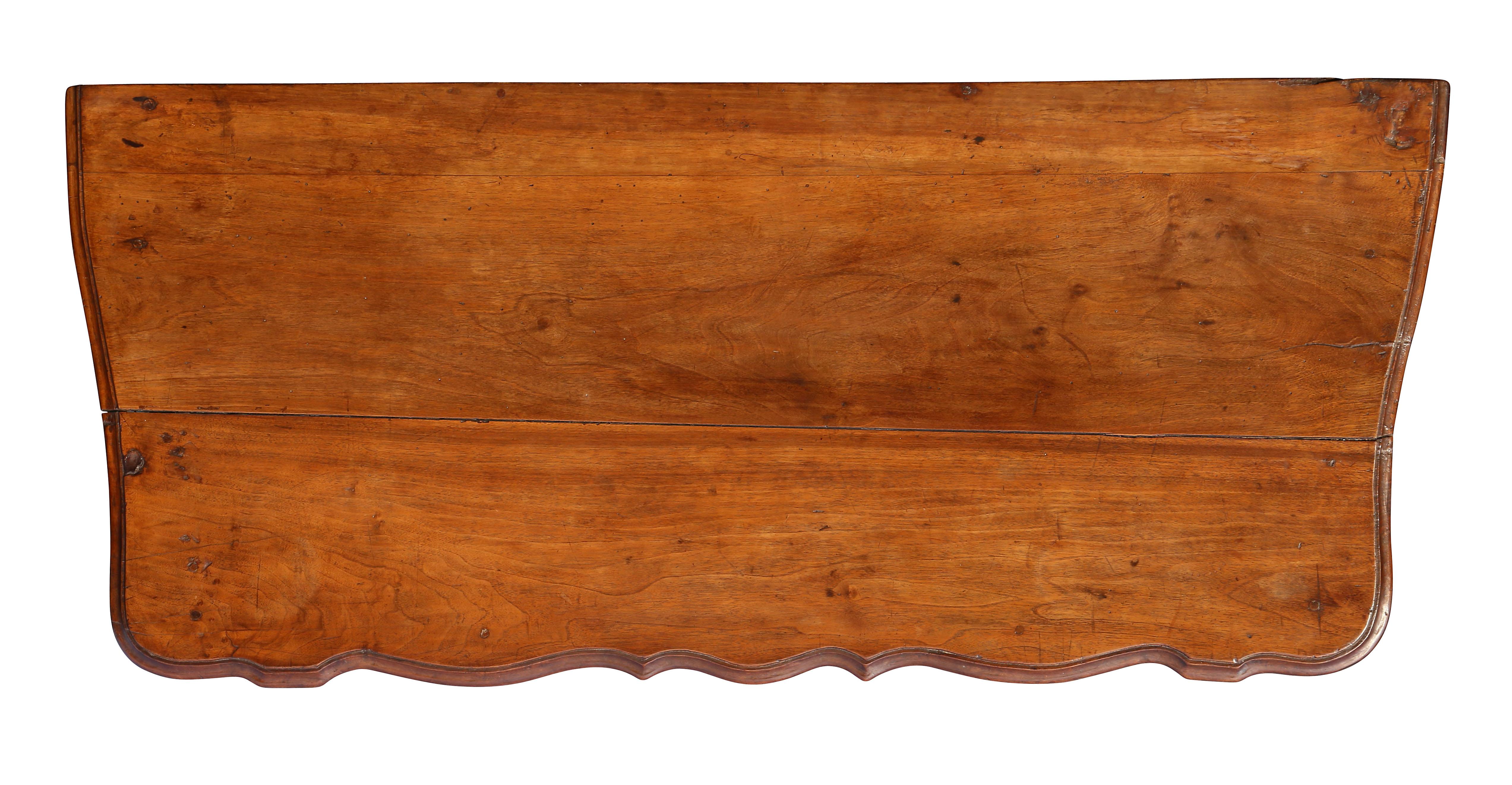 Francese Commode provinciale Luigi XV in legno di frutto in vendita