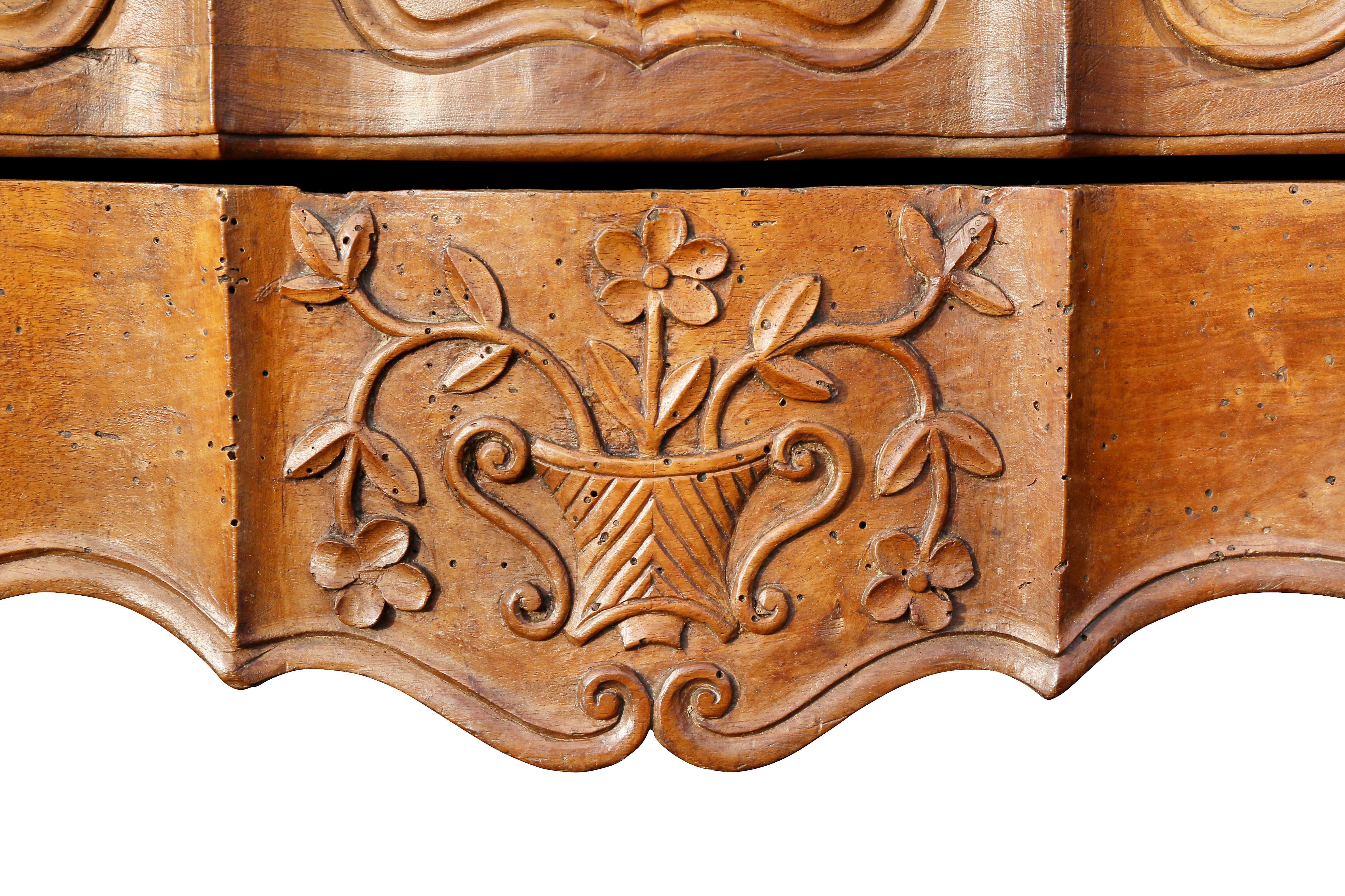 Legno di alberi da frutto Commode provinciale Luigi XV in legno di frutto in vendita