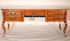 Bureau provincial Louis XV en bois de fruitier