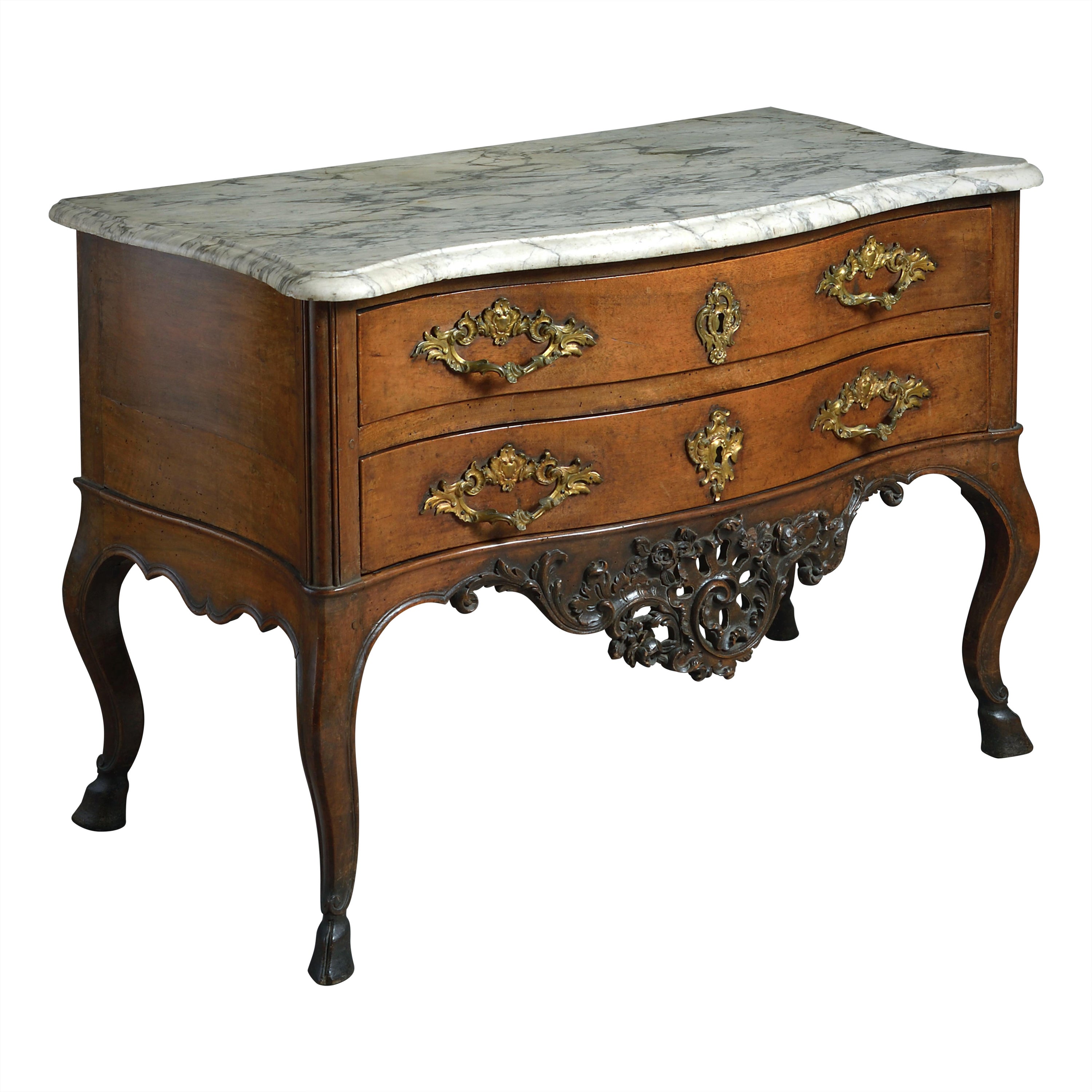 Belle commode provinciale Louis XV en noyer monté en bronze doré, vallée du Rhône, vers 1750.

Le plateau d'origine en marbre de Carrare veiné est surmonté de deux tiroirs et d'un tablier richement sculpté et percé. Les pieds cabrioles sont munis