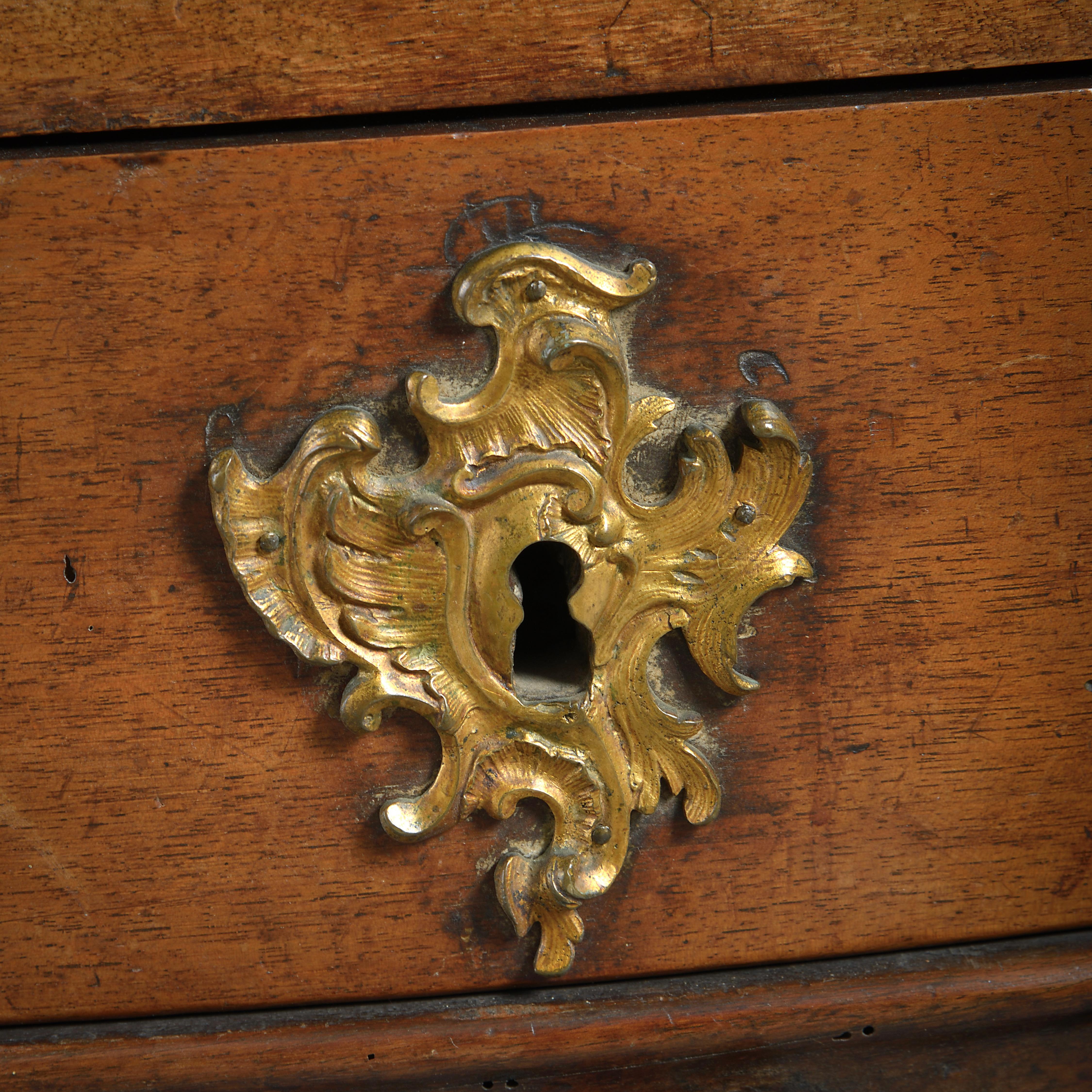Commode provinciale Louis XV en noyer avec ornements en bronze doré en vente 2