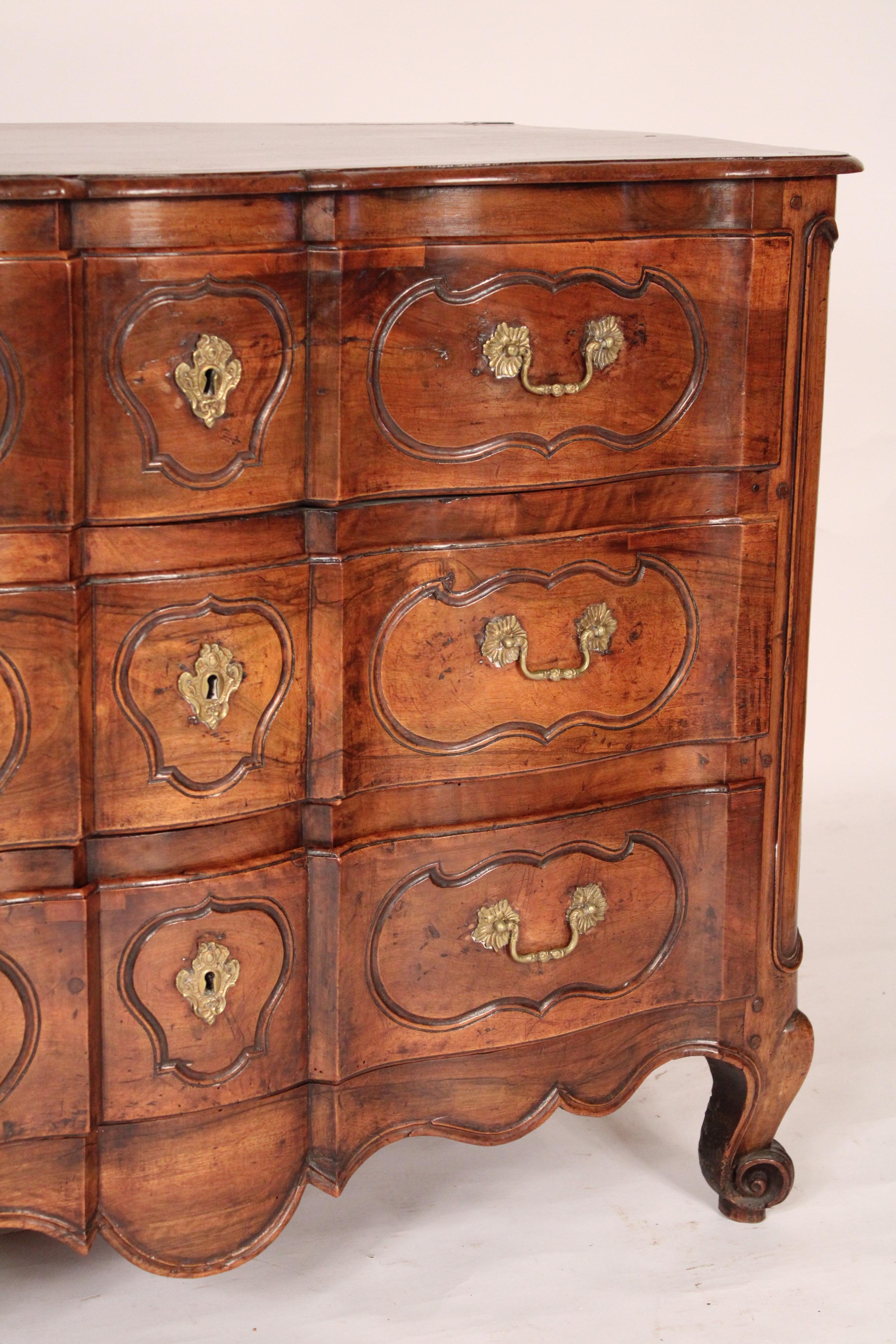 Louis XV Provincial Walnut Chest of Drawers In Good Condition For Sale In Laguna Beach, CA