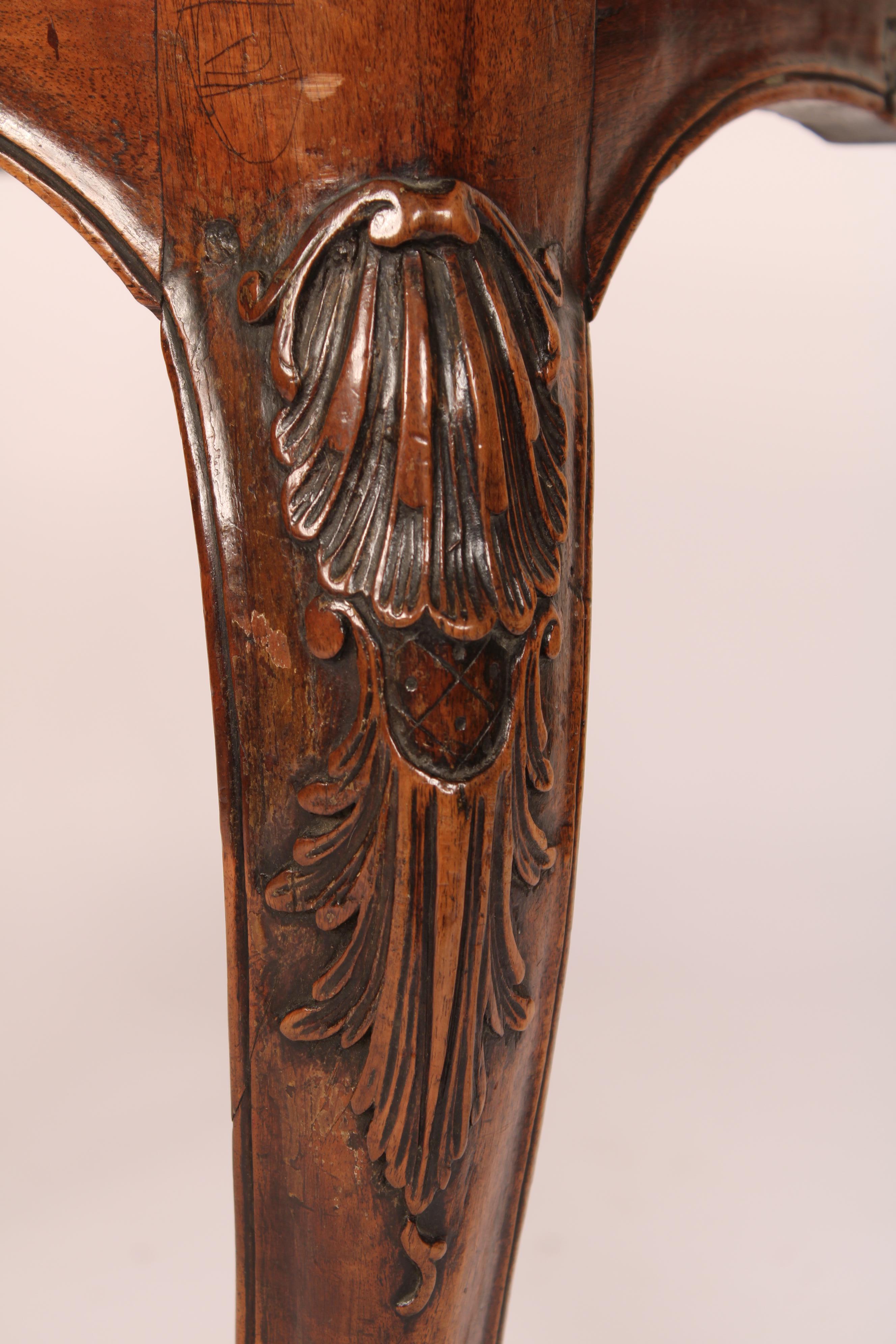 Table d'appoint Louis XV en noyer en vente 4