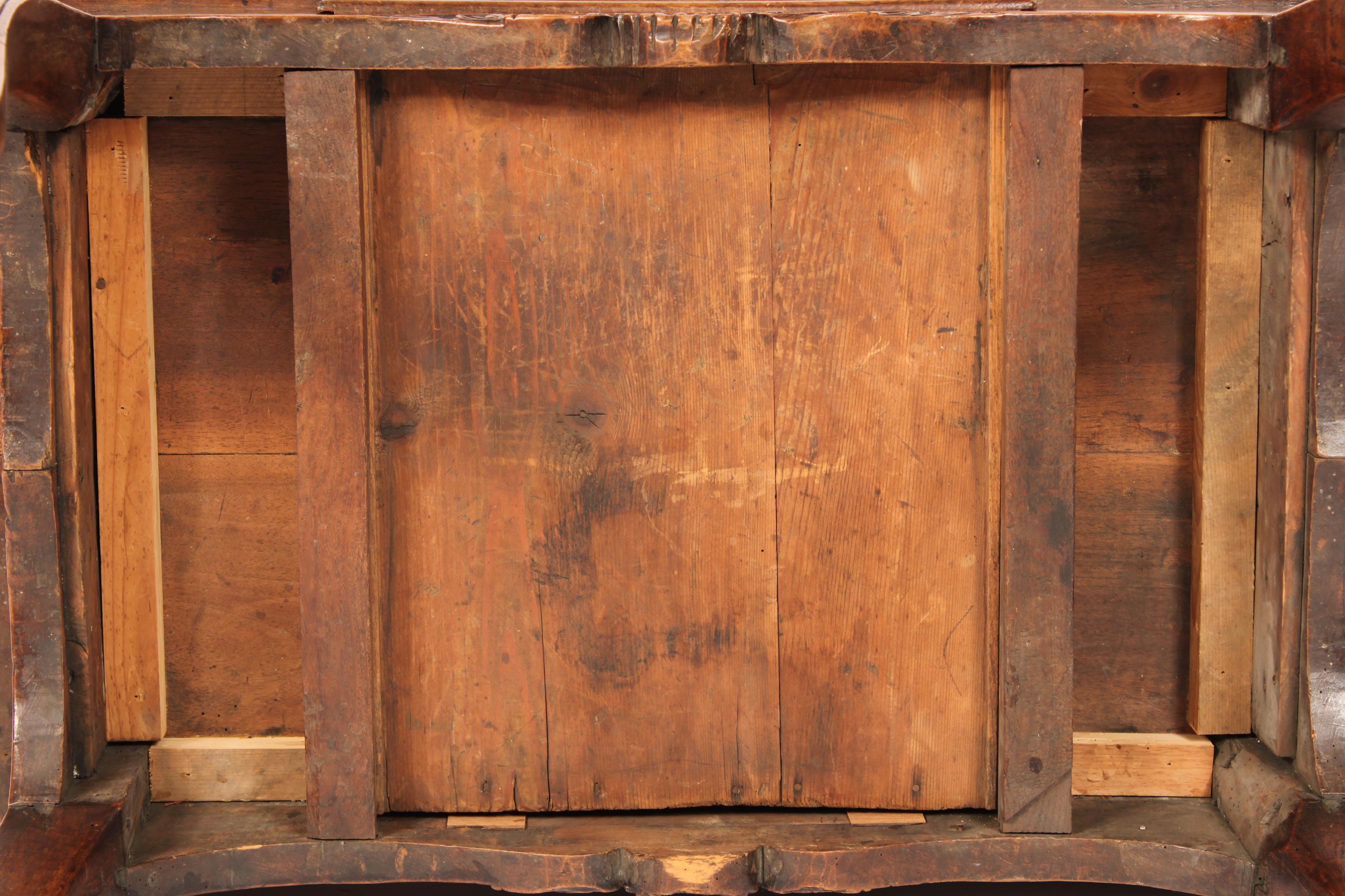 Table d'appoint Louis XV en noyer en vente 6