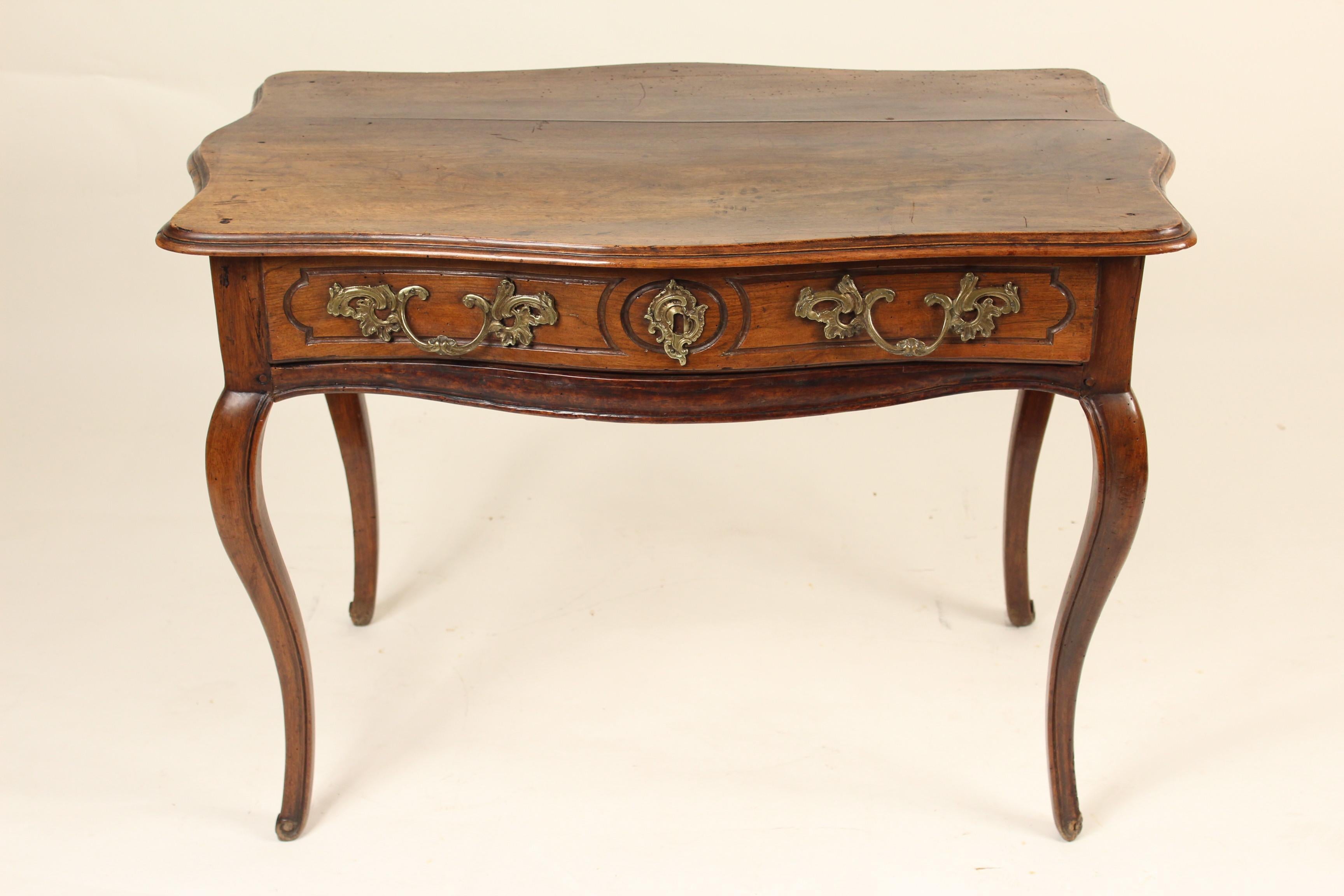 Louis XV provinziellen Nussbaum einzigen Schublade Beistelltisch / Schreibtisch, mit serpentinenförmigen Front, Rücken und Seiten, 18. Dieser Tisch hat eine ausgezeichnete alte Patina.