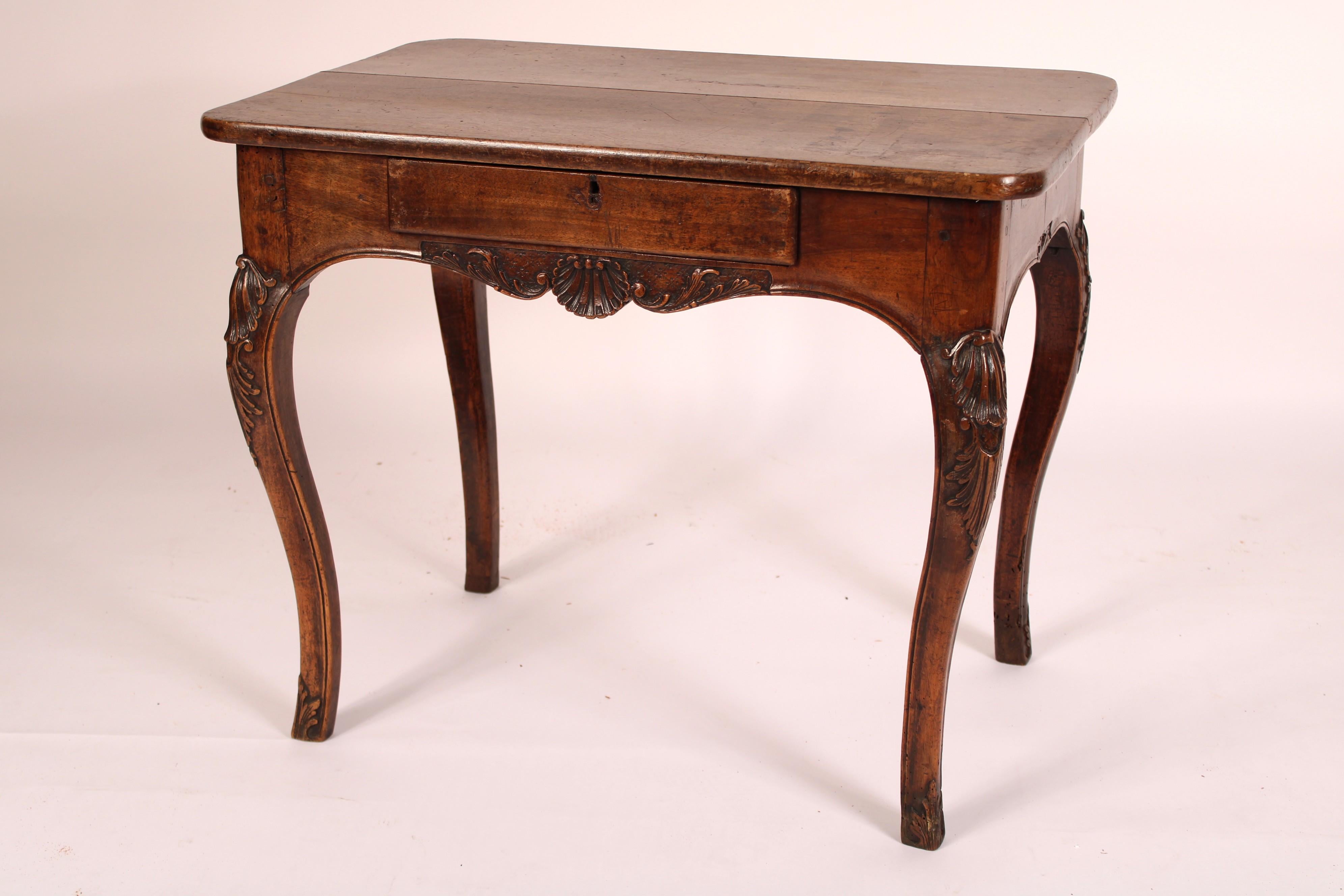 Européen Table d'appoint Louis XV en noyer en vente