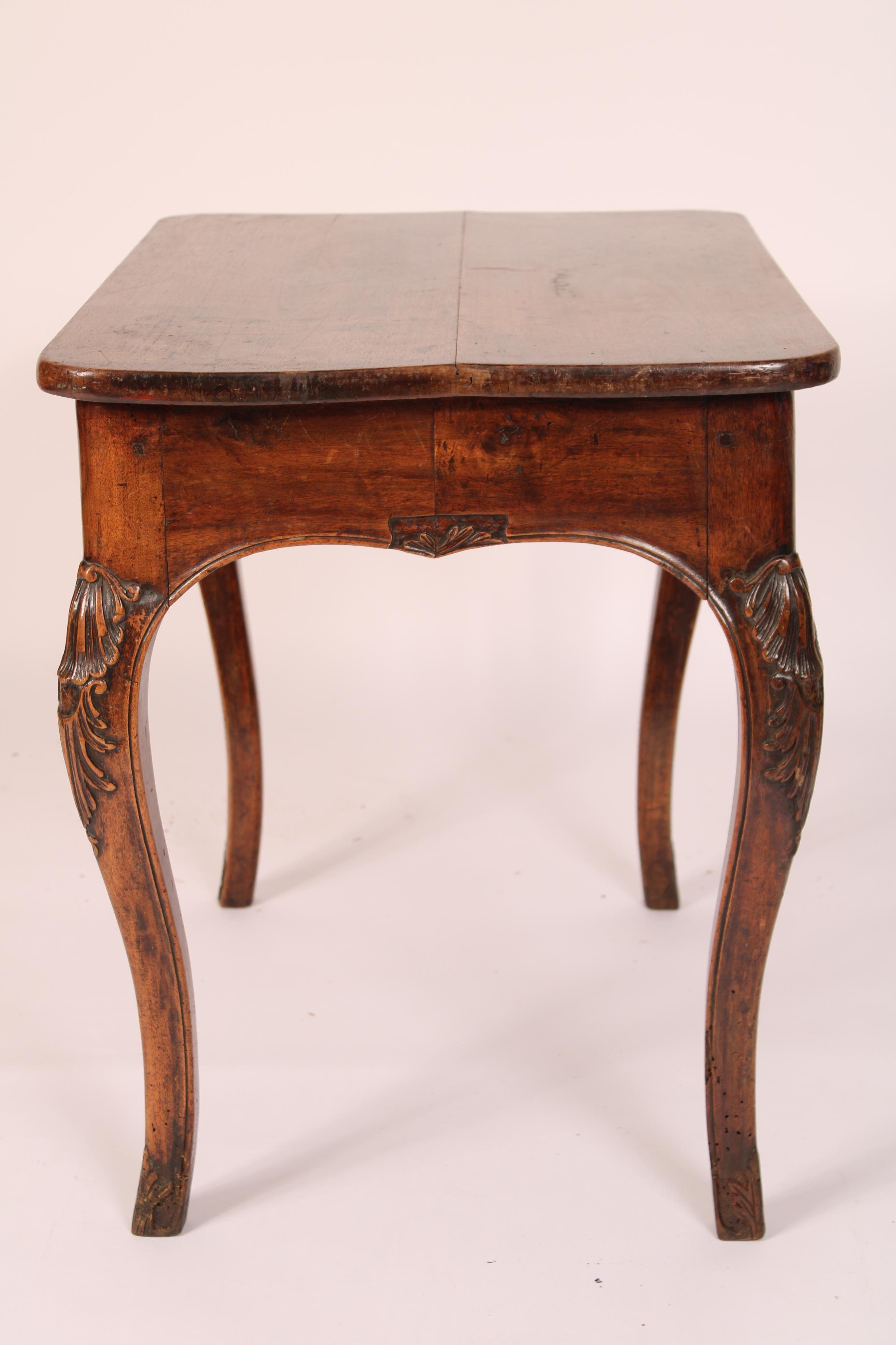 Table d'appoint Louis XV en noyer Bon état - En vente à Laguna Beach, CA