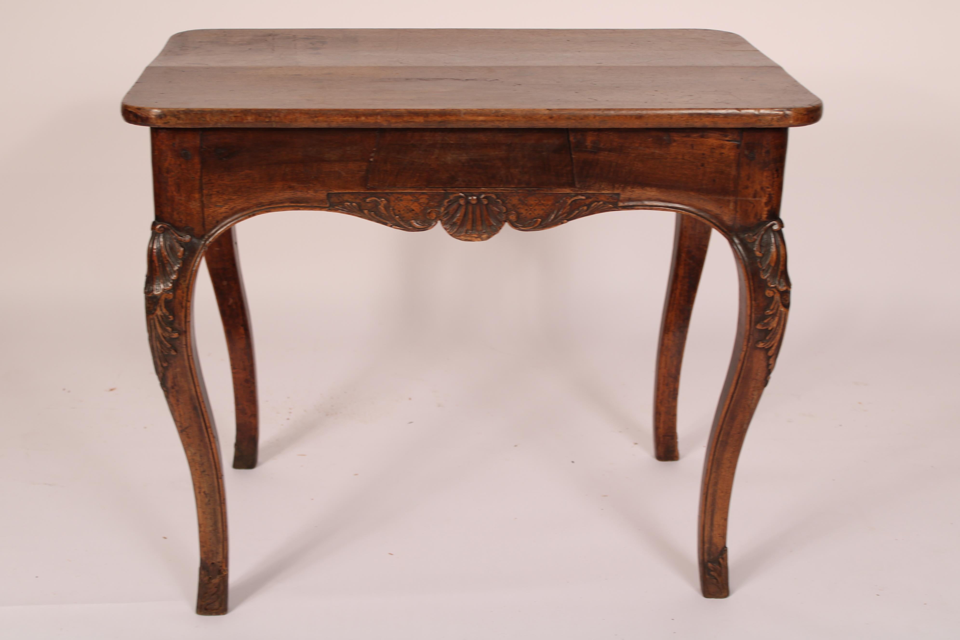 Noyer Table d'appoint Louis XV en noyer en vente