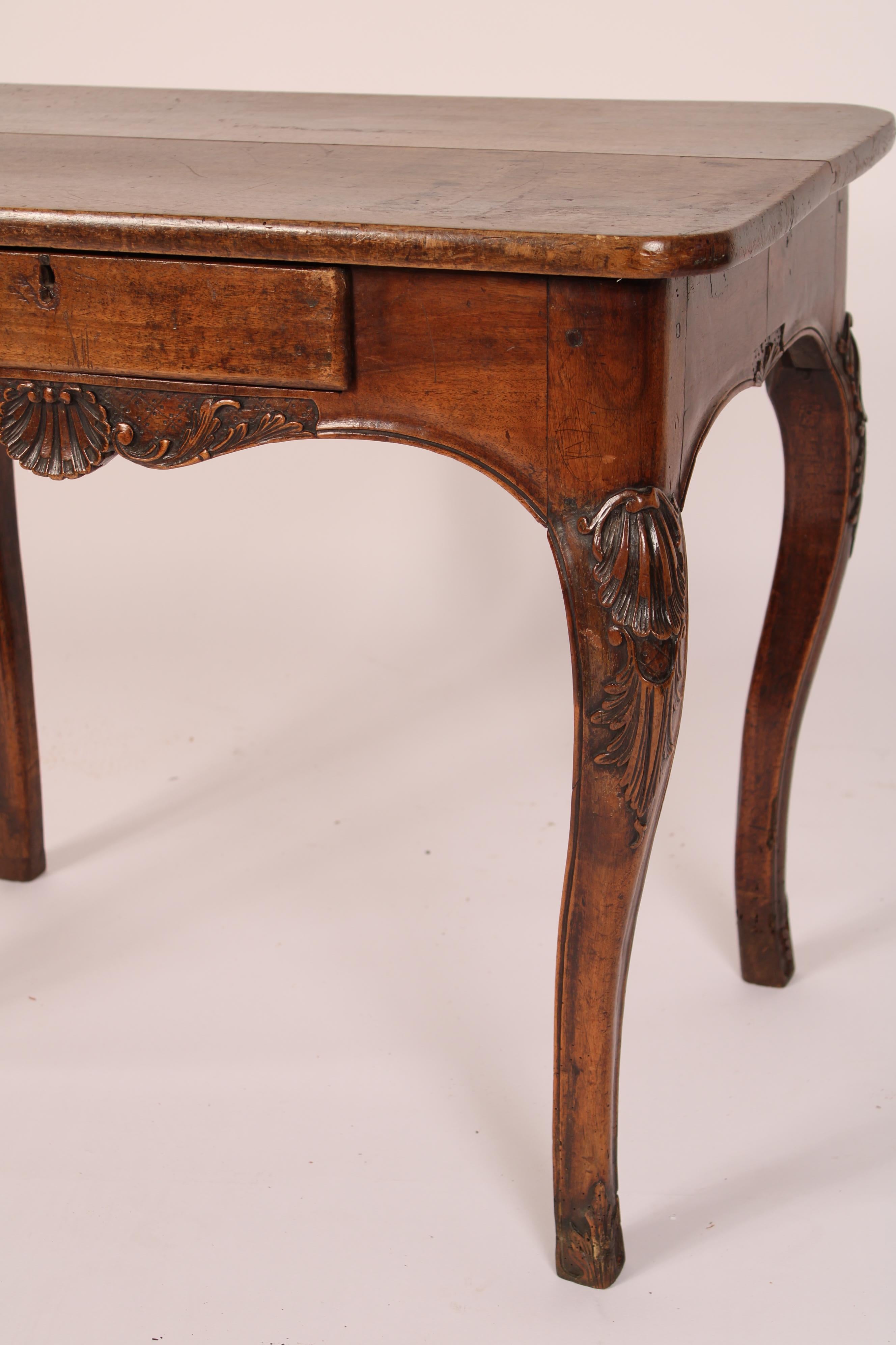 Table d'appoint Louis XV en noyer en vente 1