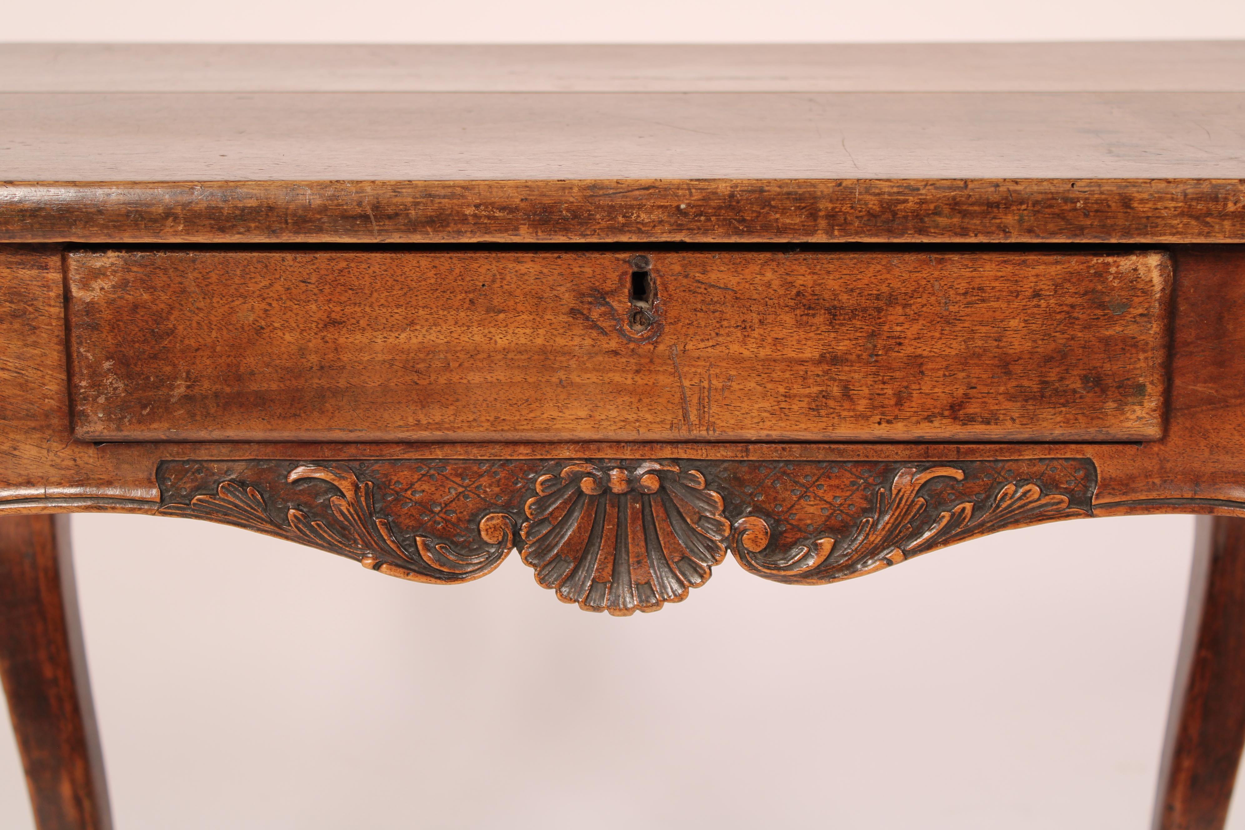 Table d'appoint Louis XV en noyer en vente 2