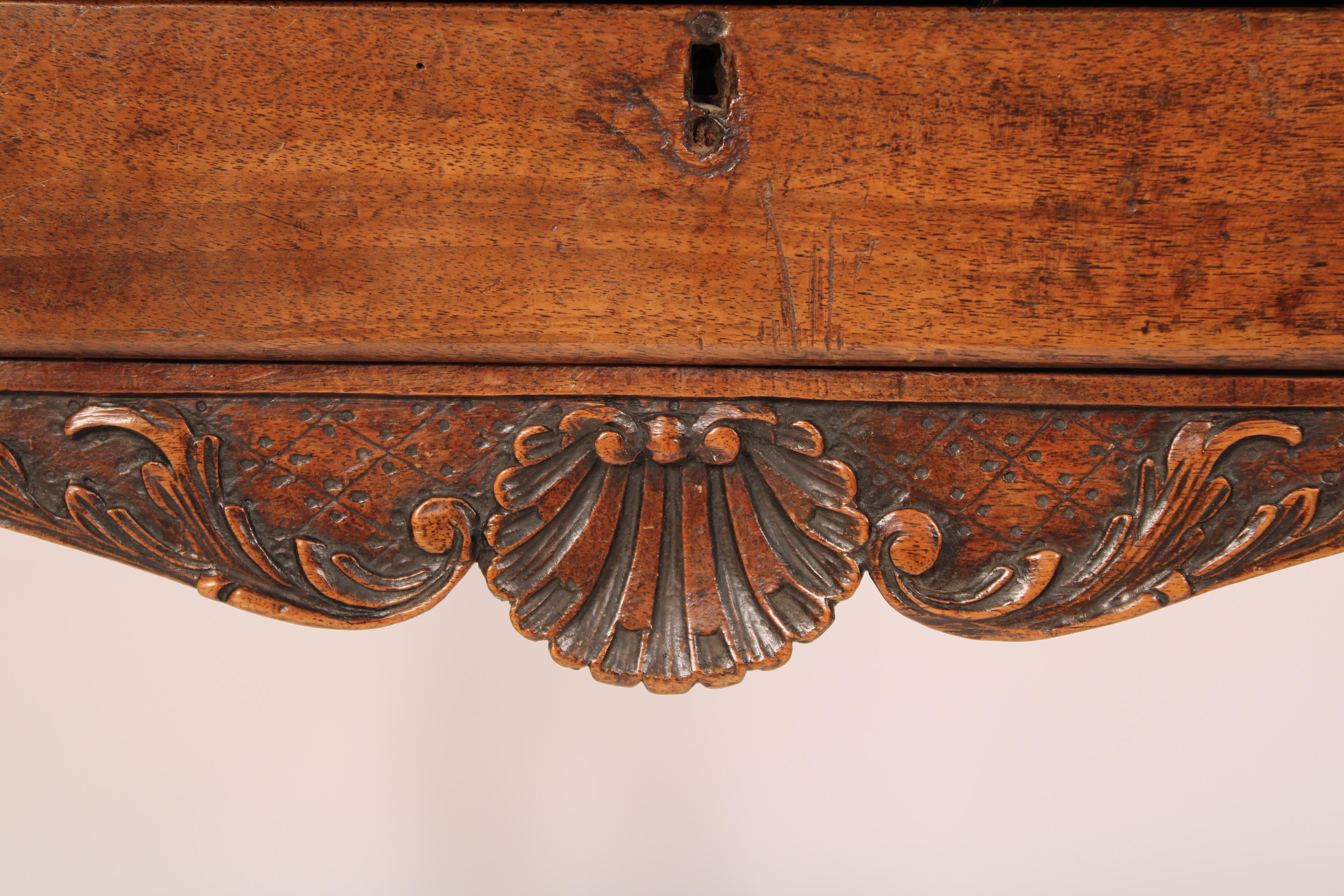 Table d'appoint Louis XV en noyer en vente 3