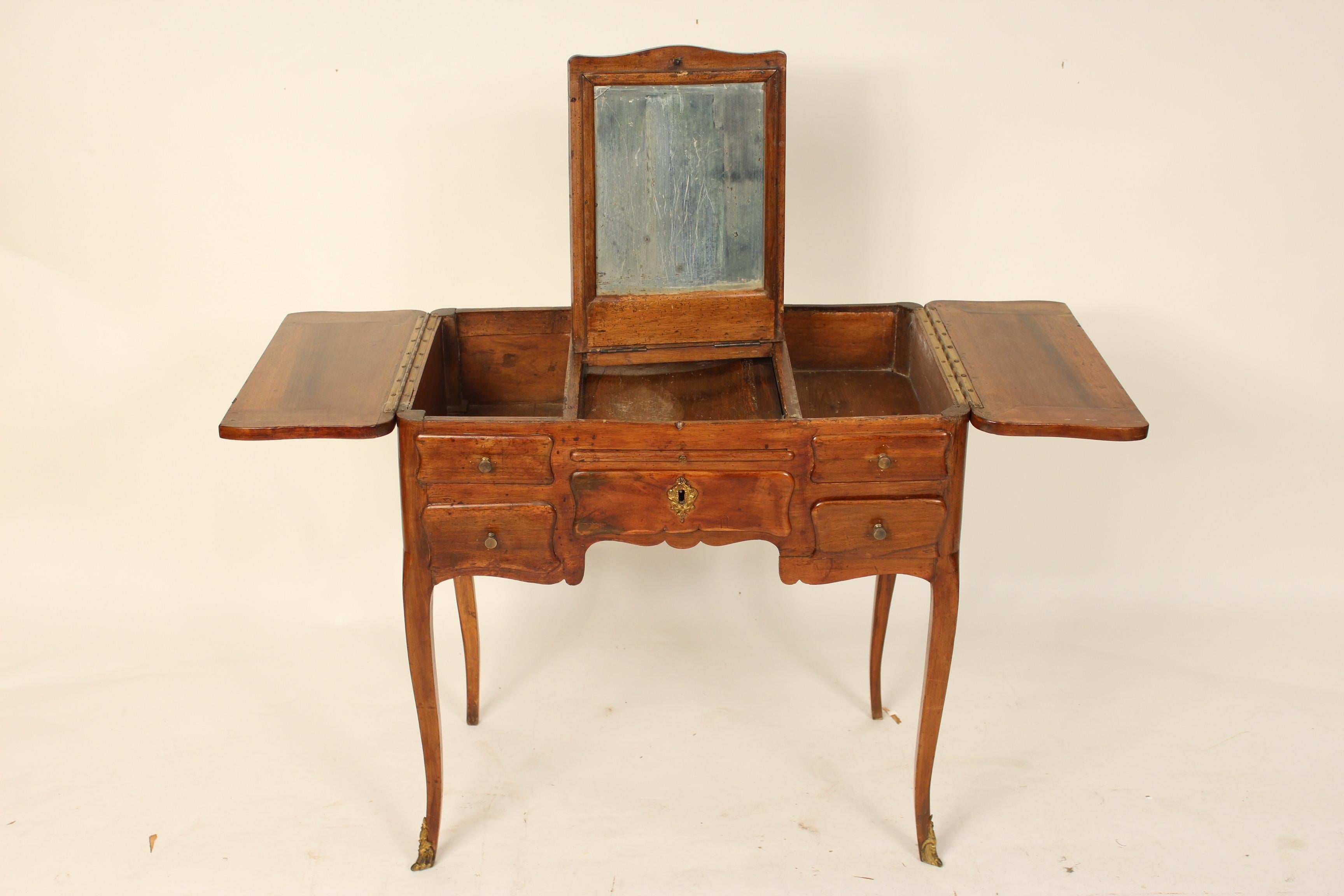 Louis XV Provincial Walnut Poudre / Occasional Table In Good Condition In Laguna Beach, CA