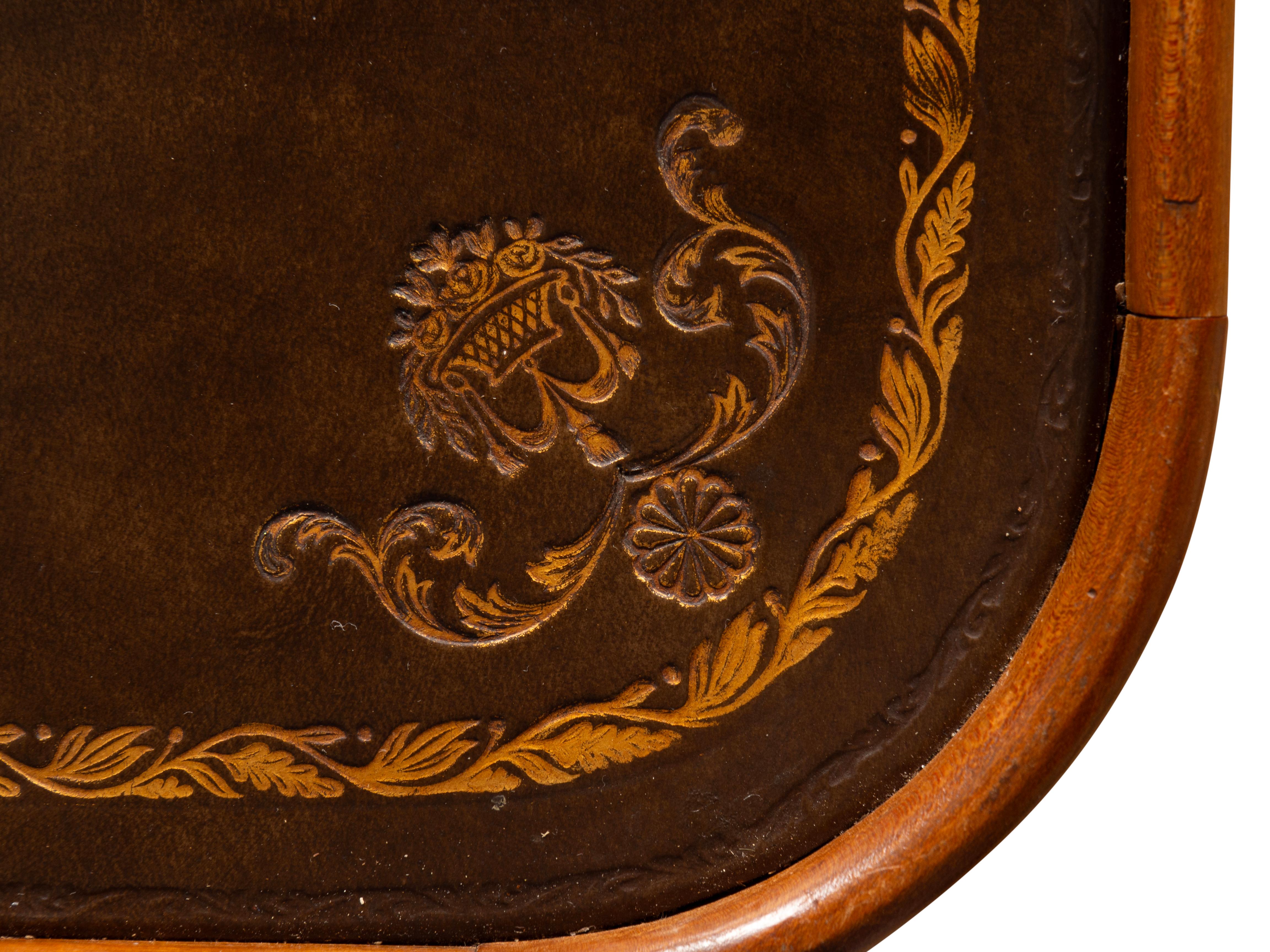 Louis XV Provincial Nussbaum Schreib-/Spieltisch im Angebot 3