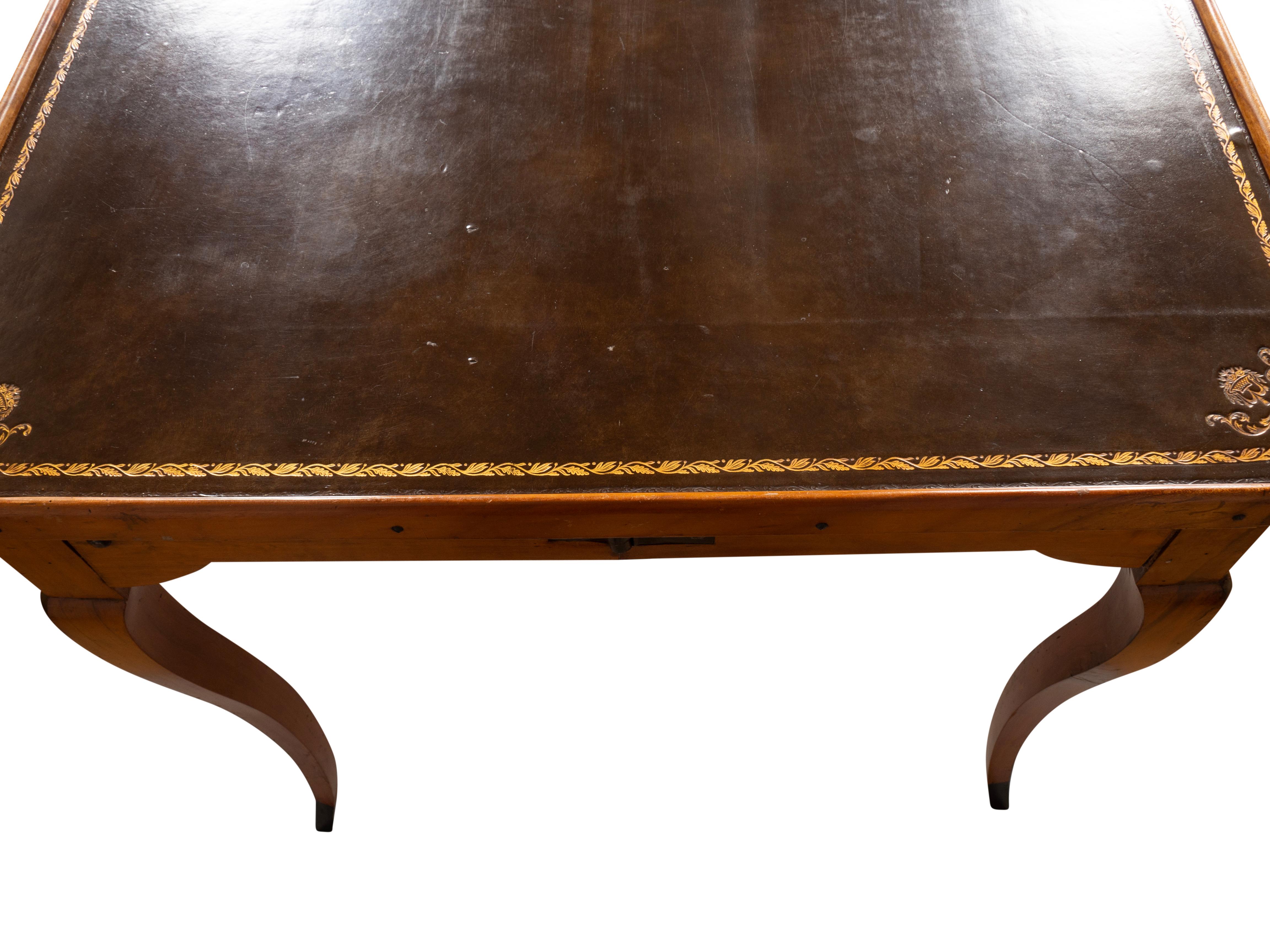 Louis XV Provincial Nussbaum Schreib-/Spieltisch im Angebot 5