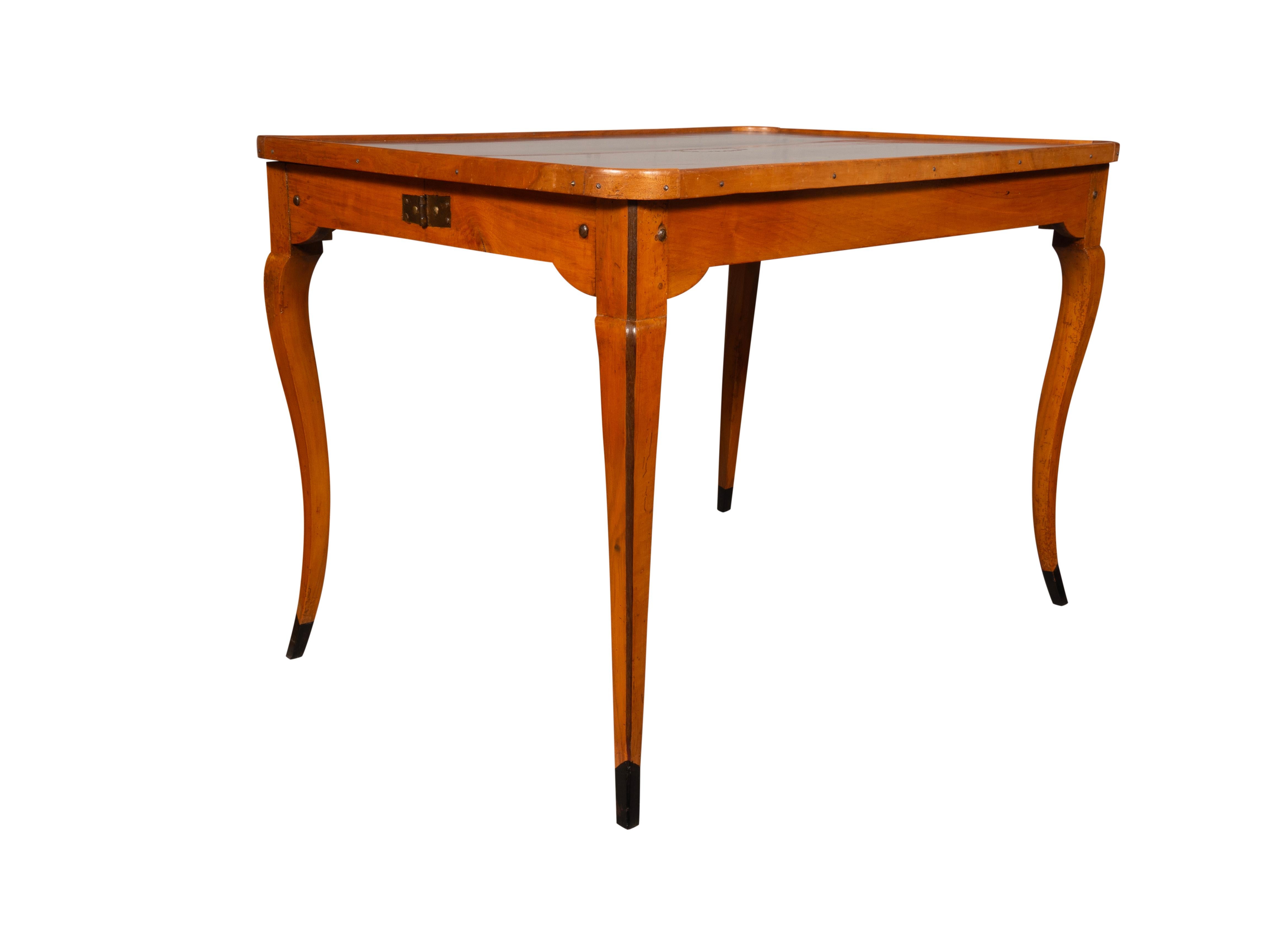 Louis XV Provincial Nussbaum Schreib-/Spieltisch (Französische Provence) im Angebot