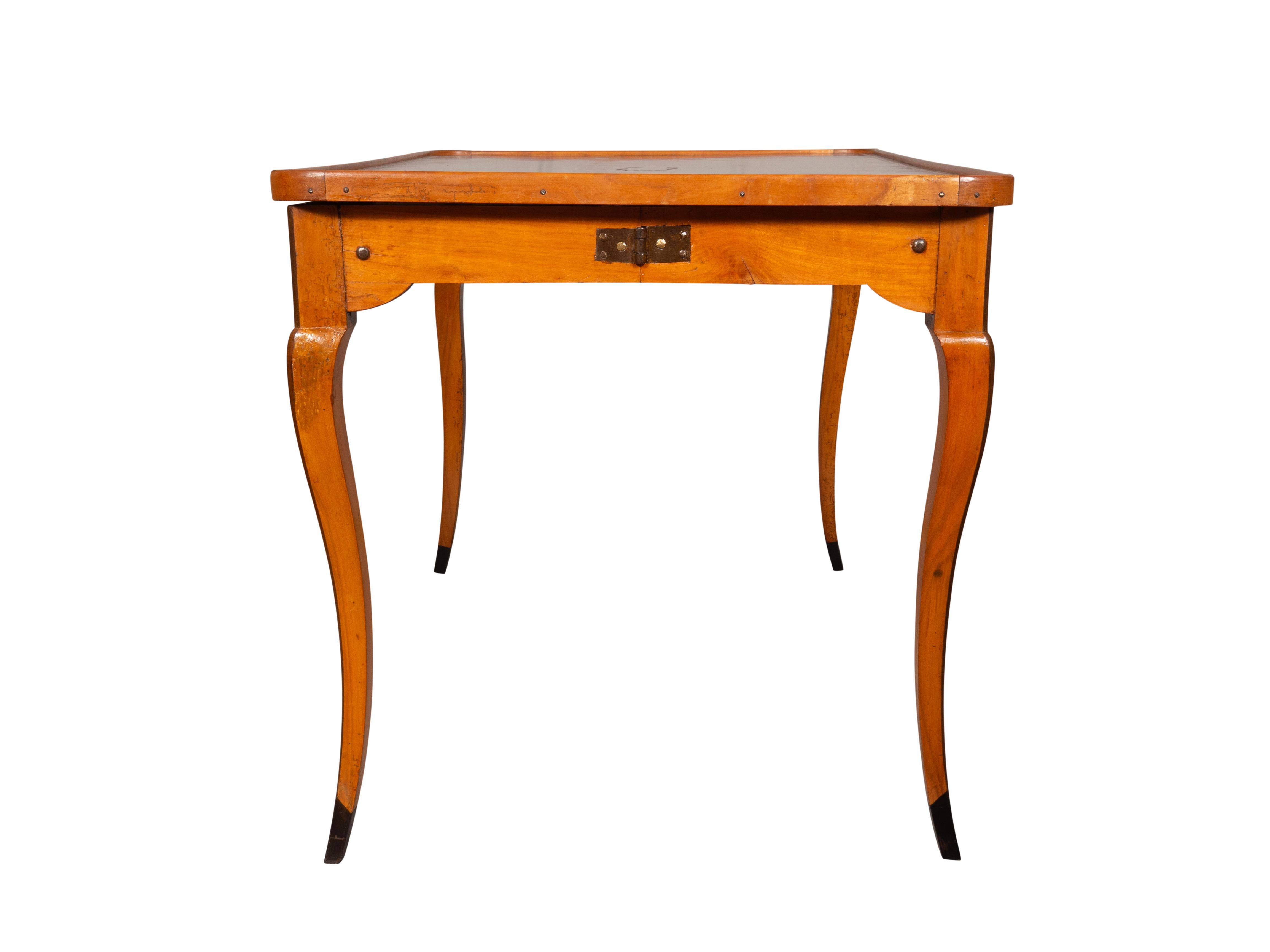 Louis XV Provincial Nussbaum Schreib-/Spieltisch (Französisch) im Angebot