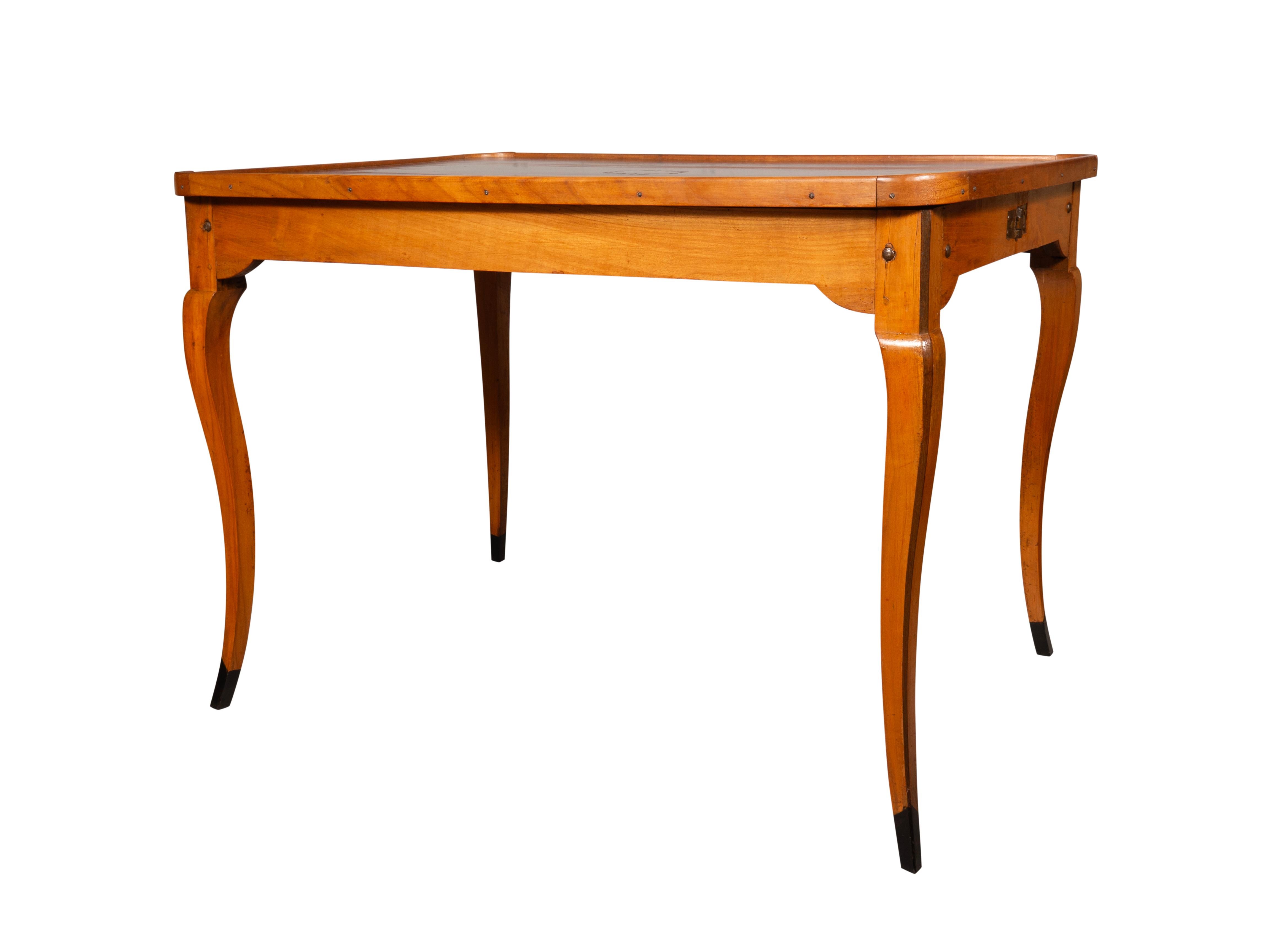Louis XV Provincial Nussbaum Schreib-/Spieltisch im Zustand „Gut“ im Angebot in Essex, MA