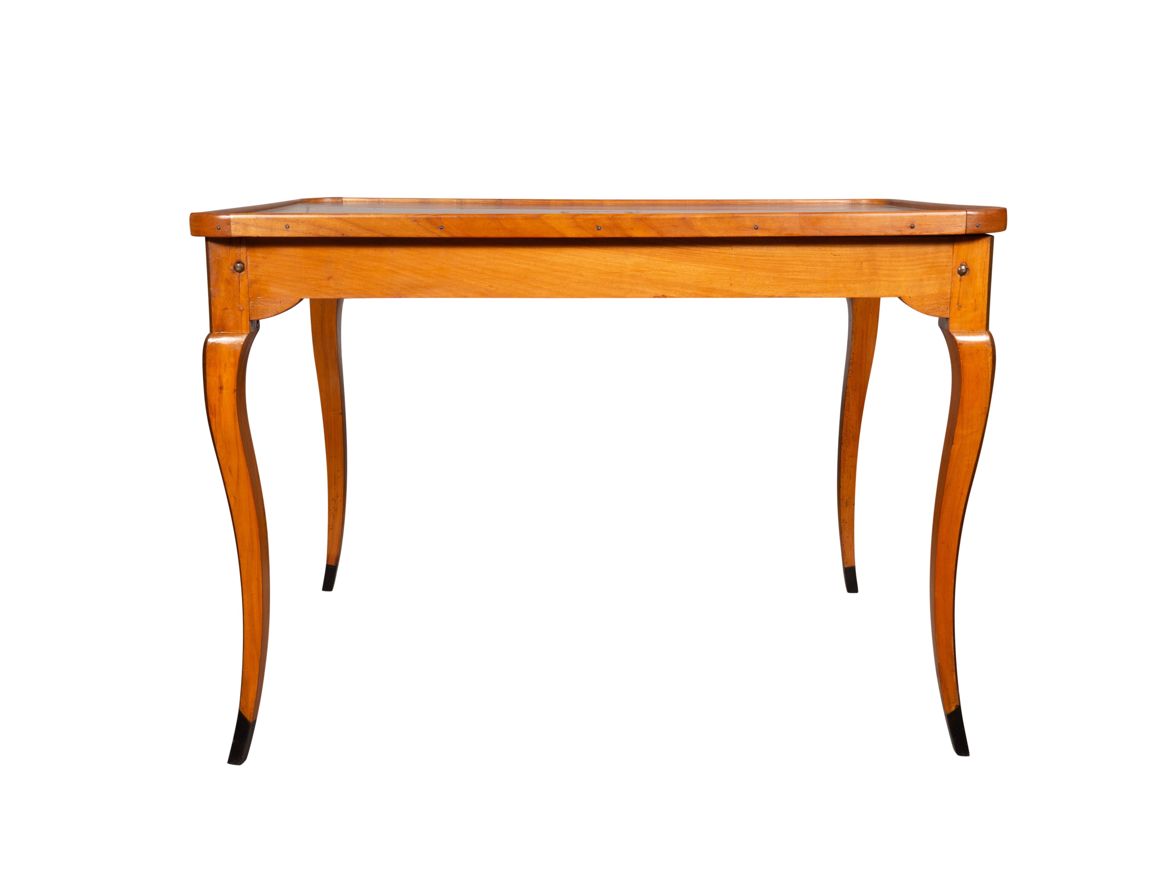 Louis XV Provincial Nussbaum Schreib-/Spieltisch (Mitte des 18. Jahrhunderts) im Angebot