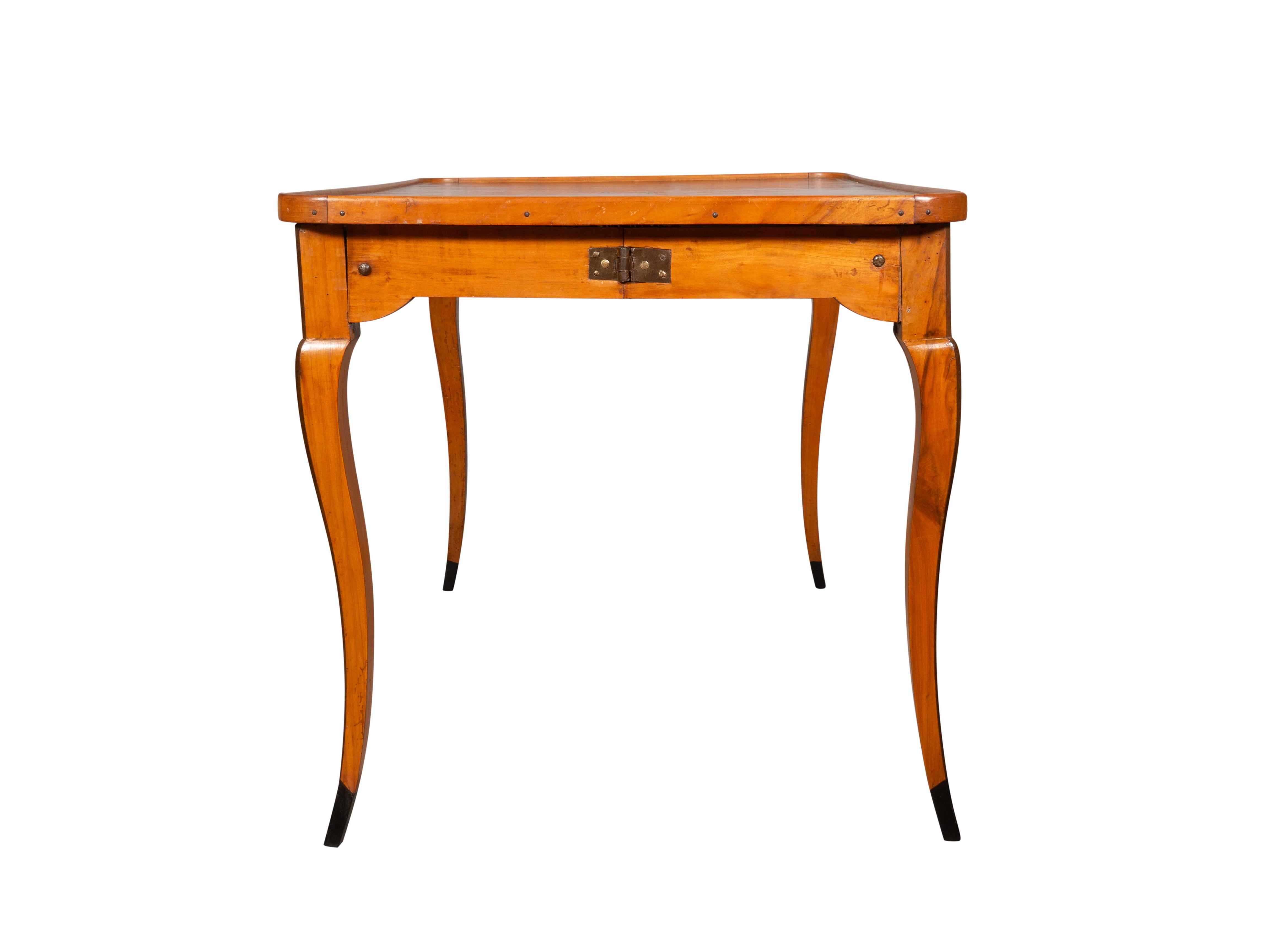 Louis XV Provincial Nussbaum Schreib-/Spieltisch (Leder) im Angebot