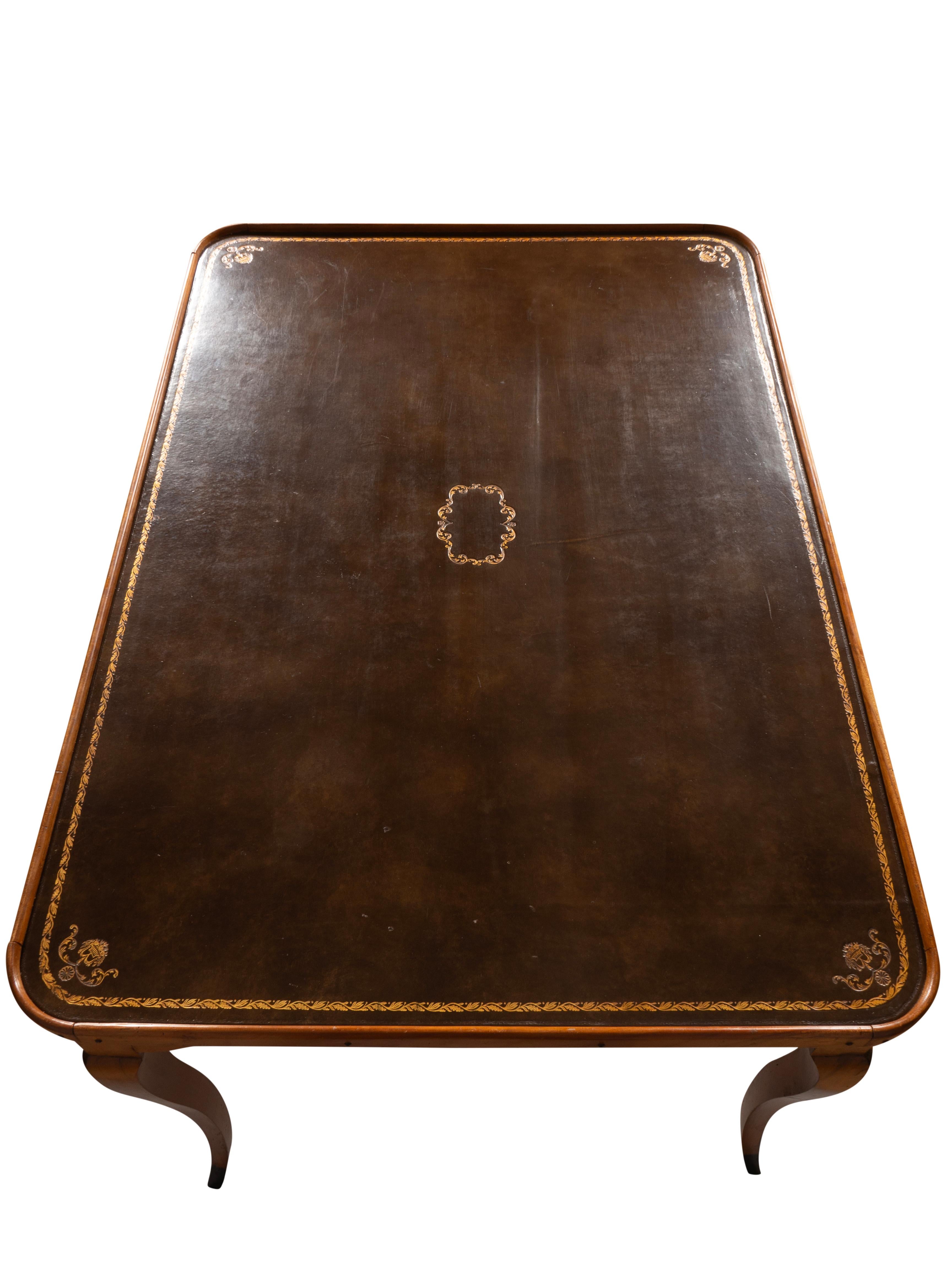 Louis XV Provincial Nussbaum Schreib-/Spieltisch im Angebot 2