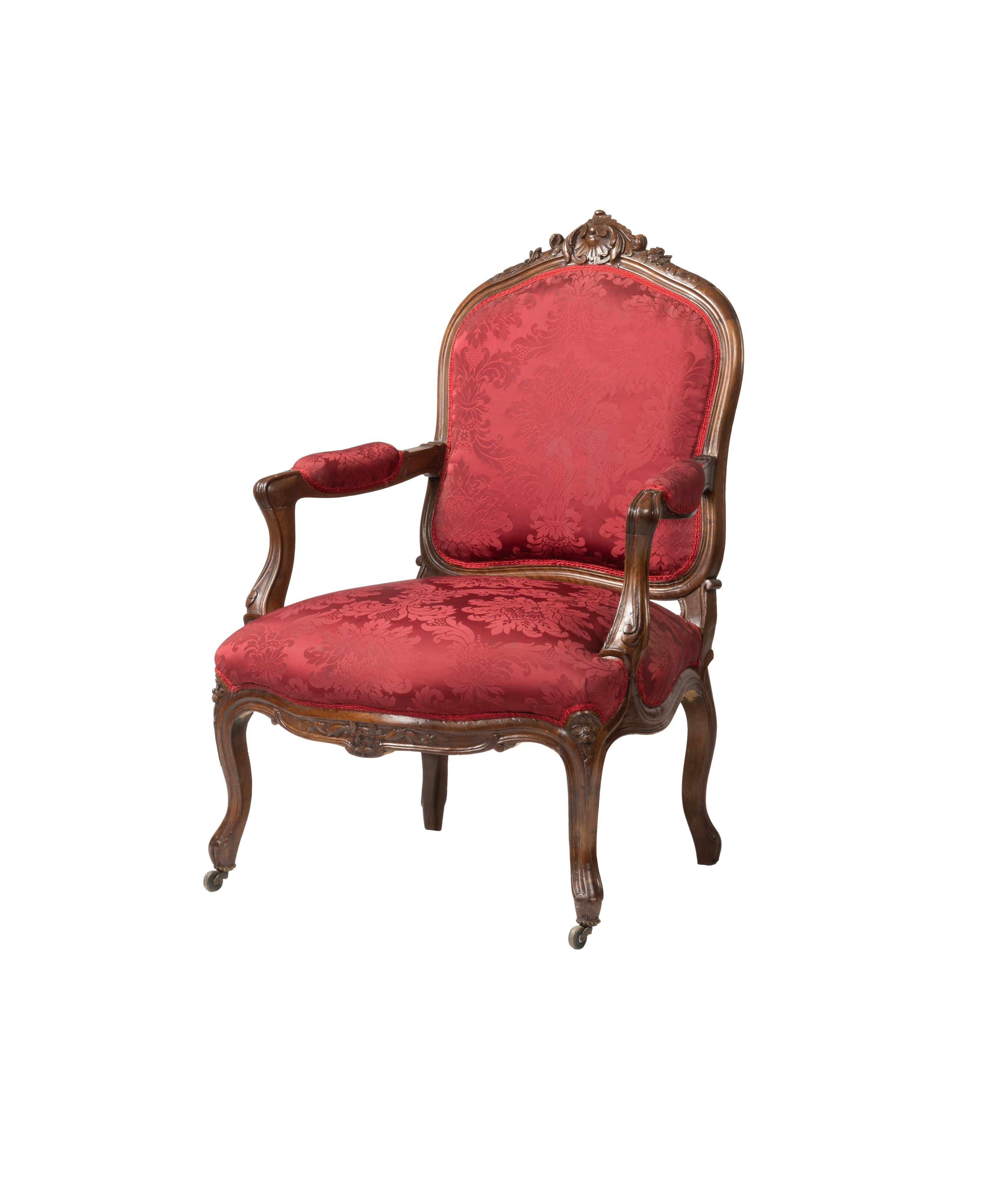 Fauteuil à la Reine à dossier dans le style de Jean Baptiste Cresson avec les manchettes des accoudoirs et de l'assise tapissées et recouvertes de damas de soie rouge, dossier violonné, accoudoirs horizontaux aux extrémités en volute s'ouvrant