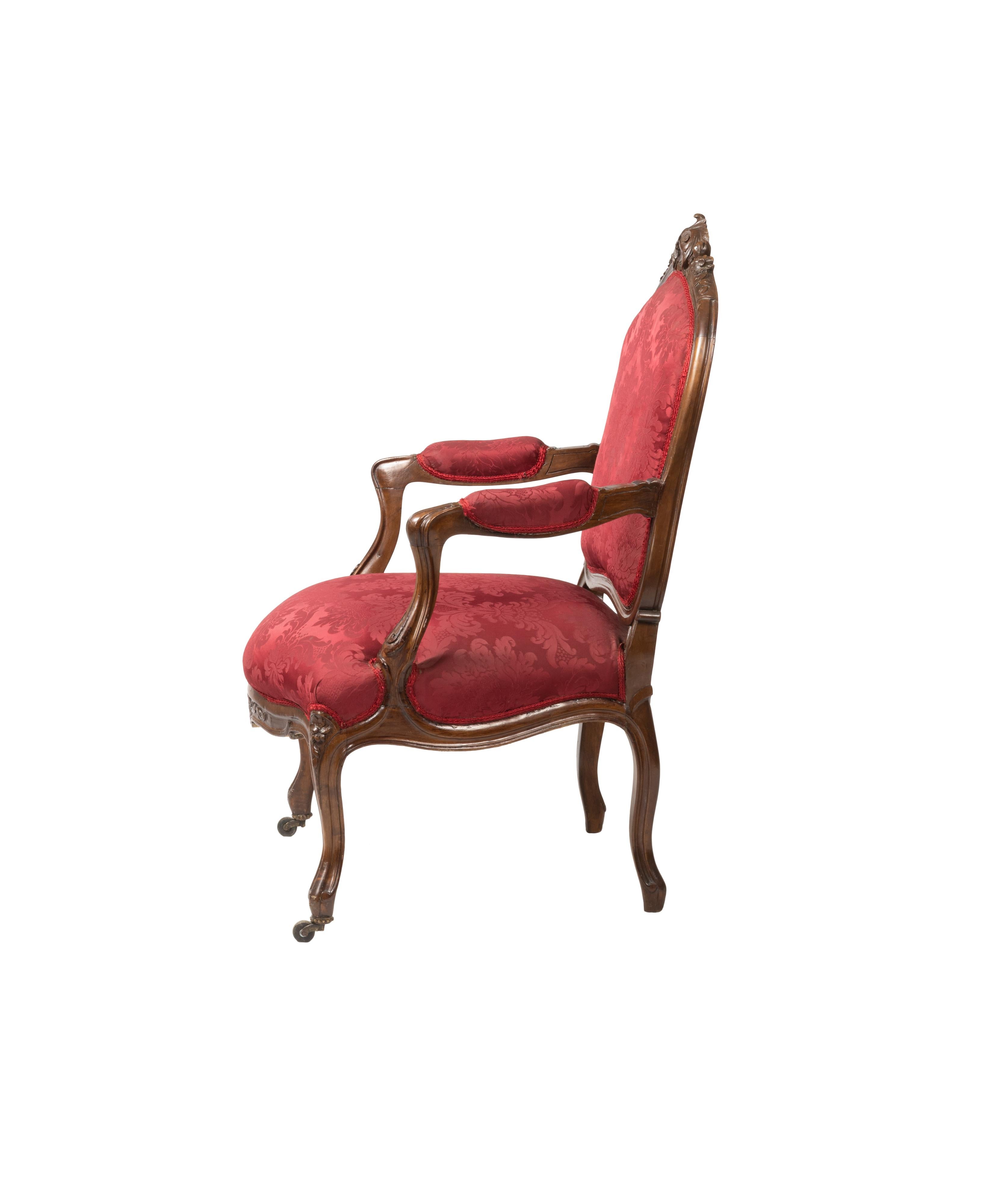 Un sillón, fauteuil à la Reine con respaldo al estilo de Jean-Baptiste Cresson con los cabeceros de los reposabrazos y el asiento tapizados y revestidos de damasco de seda roja, respaldo 