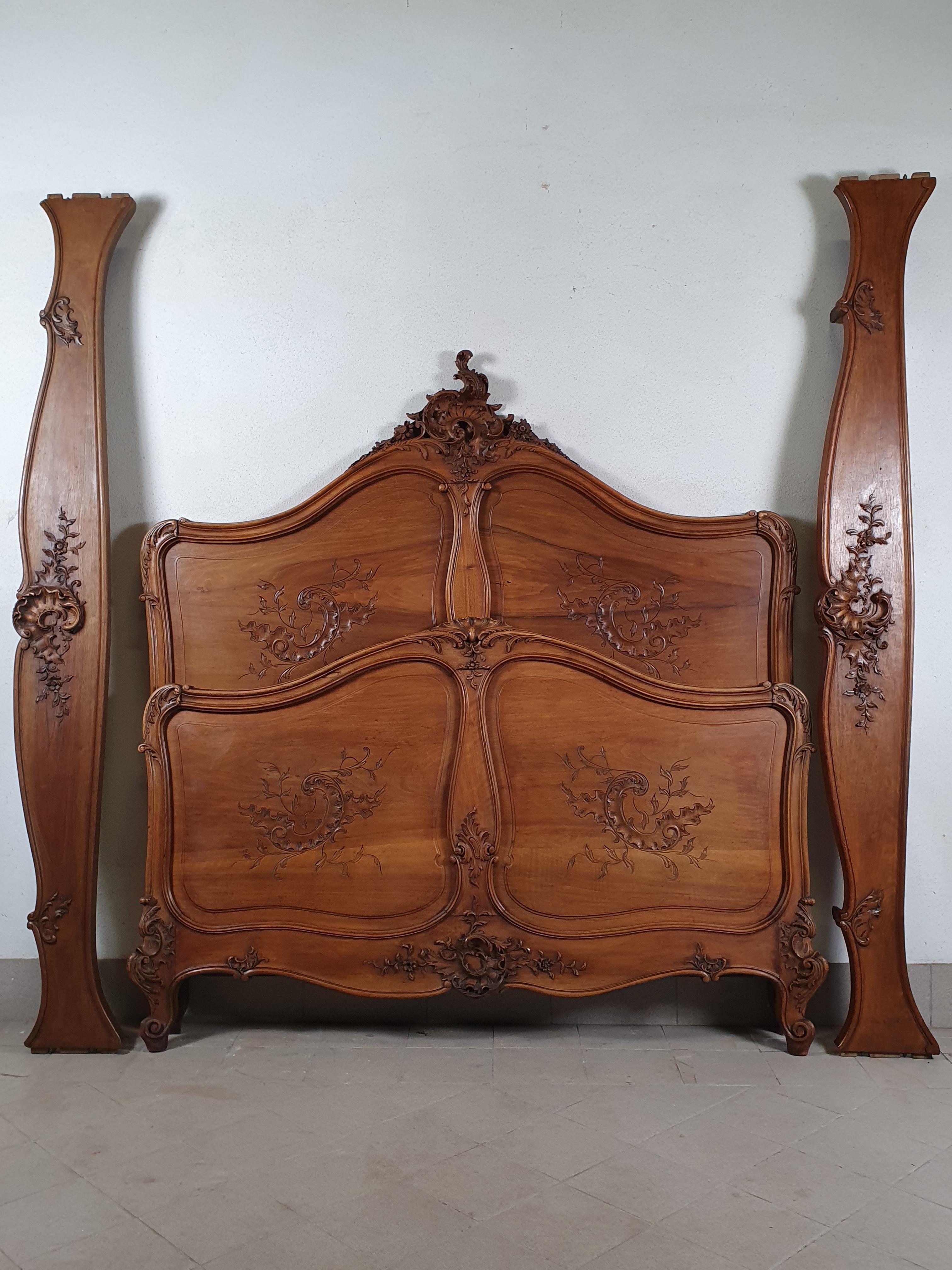 Important bedroom furniture made of solid walnut very richly carved with motifs inspired by Louis XV Rocaille.

Composed of :
. a three-door wardrobe with beveled glass, central projection, interior with compartments arranged with adjustable