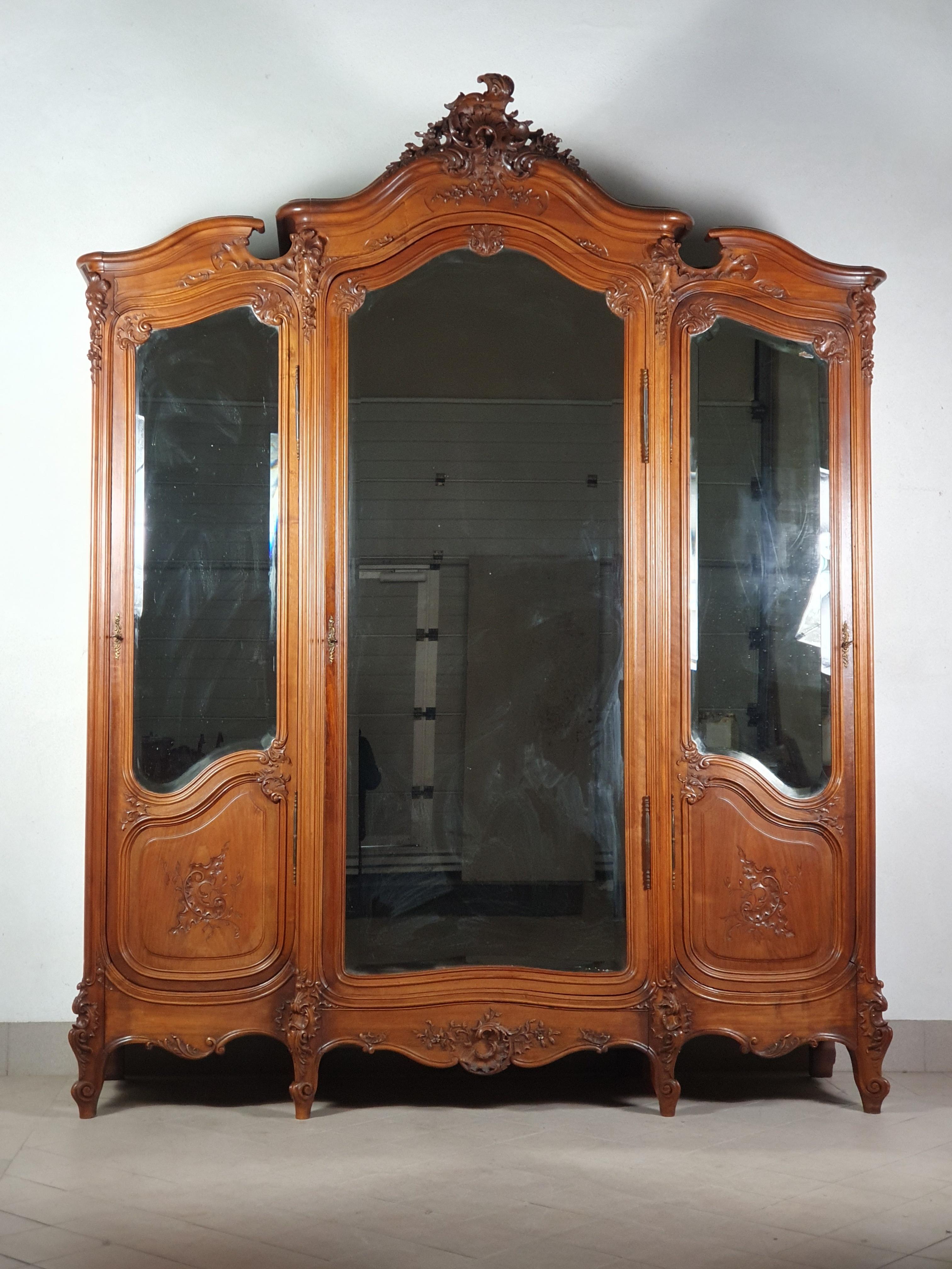 Louis XV Rocaille Bedroom Furniture In Good Condition For Sale In BARSAC, FR