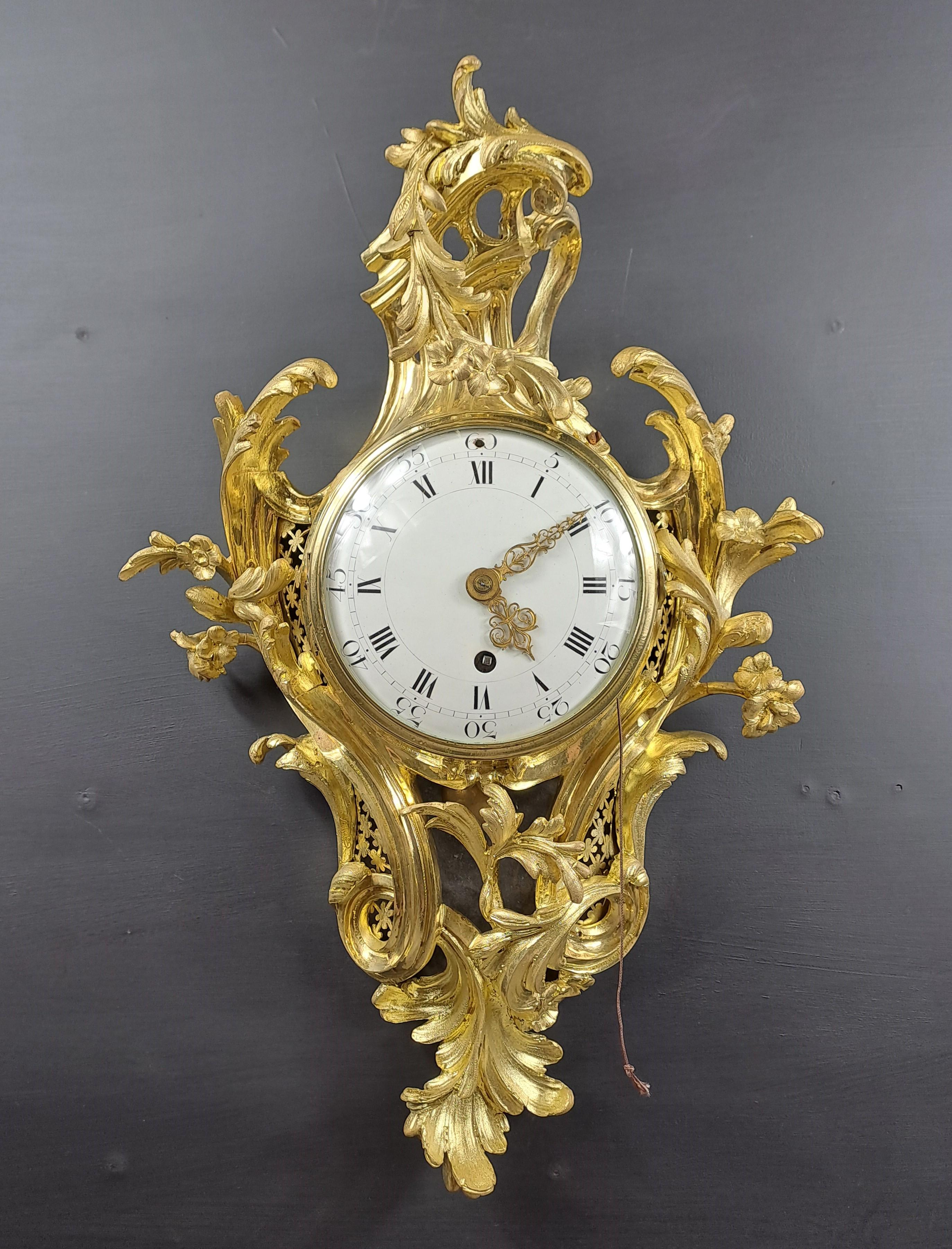 Very beautiful cartel in finely chiseled gilded bronze with a rich and wild rocaille-inspired decor composed of acanthus foliage and flowers.
French work from the Louis XV period
Very beautiful and luminous mercury gilding.
Two bell movement,