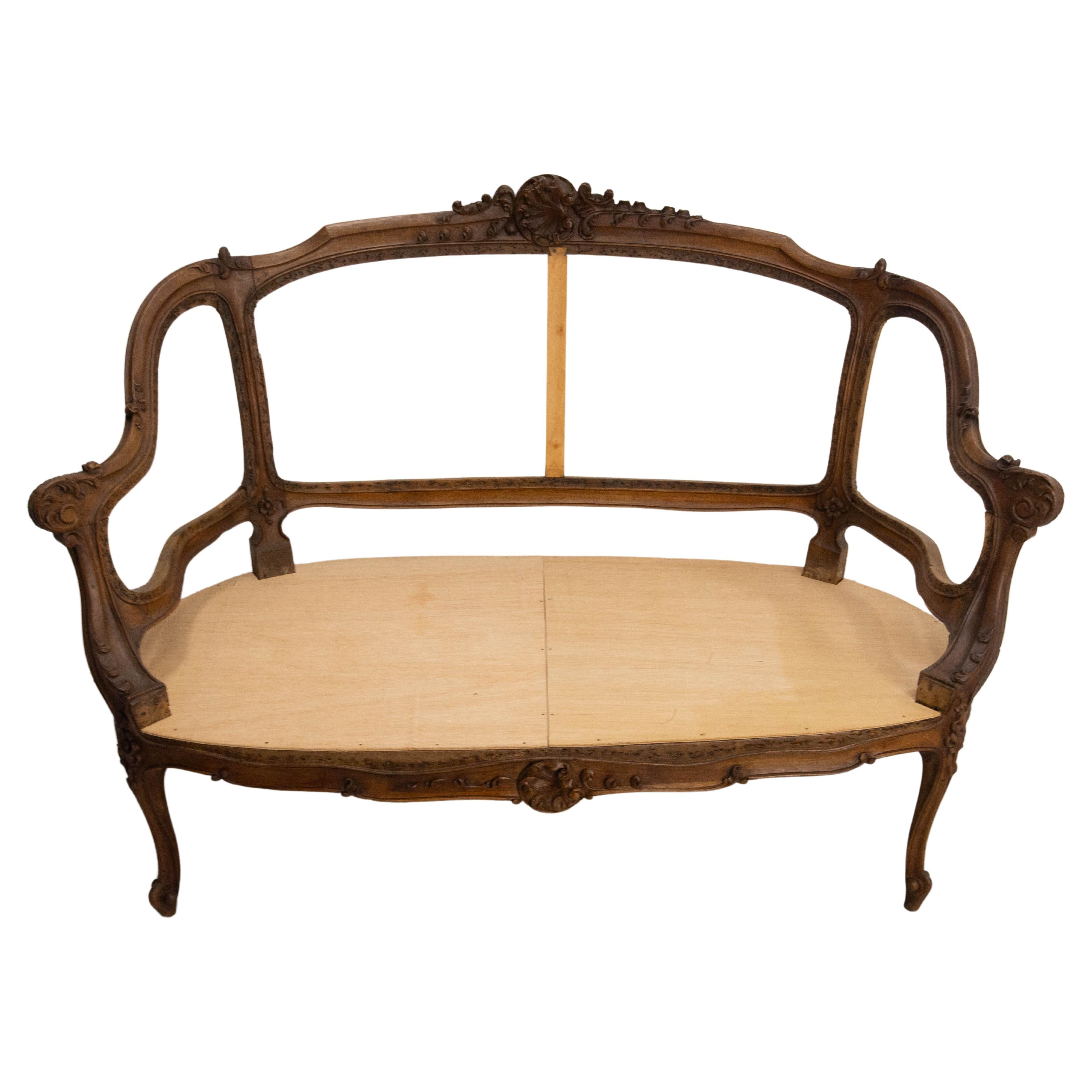 Coppia di fauteuils francesi, poltrone aperte laterali o sedie Luigi XV revival,
Questo divano è stato realizzato nel XIX secolo. La tappezzeria è stata rimossa per permetterti di scegliere quella che preferisci. I segni del tempo e dell'uso