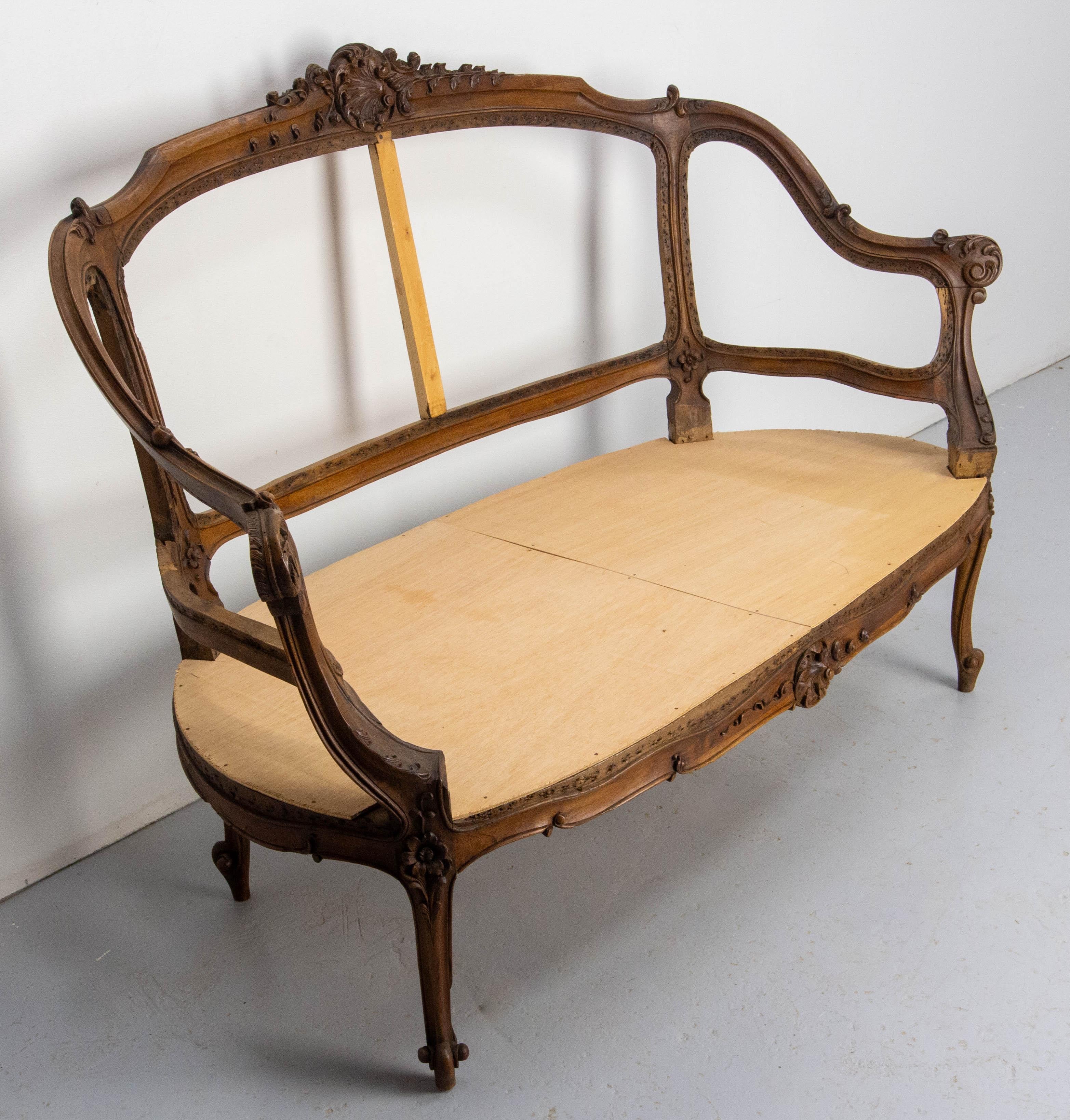 Luigi XV Divano aperto in legno di noce in stile Roccocò Revival Louis XV con imbottitura a canne o a cuscini, Francia, XIX sec. in vendita