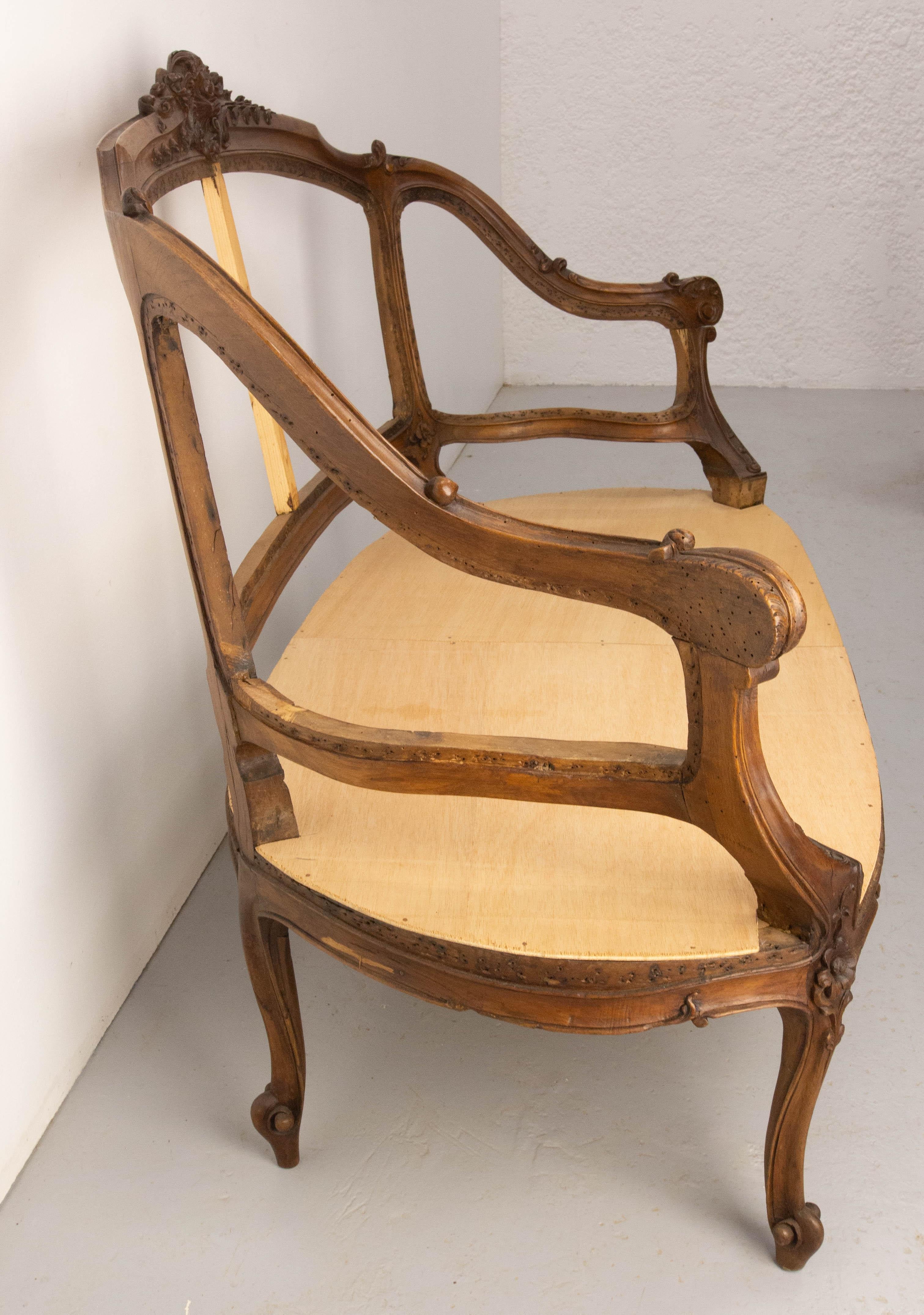 Francese Divano aperto in legno di noce in stile Roccocò Revival Louis XV con imbottitura a canne o a cuscini, Francia, XIX sec. in vendita
