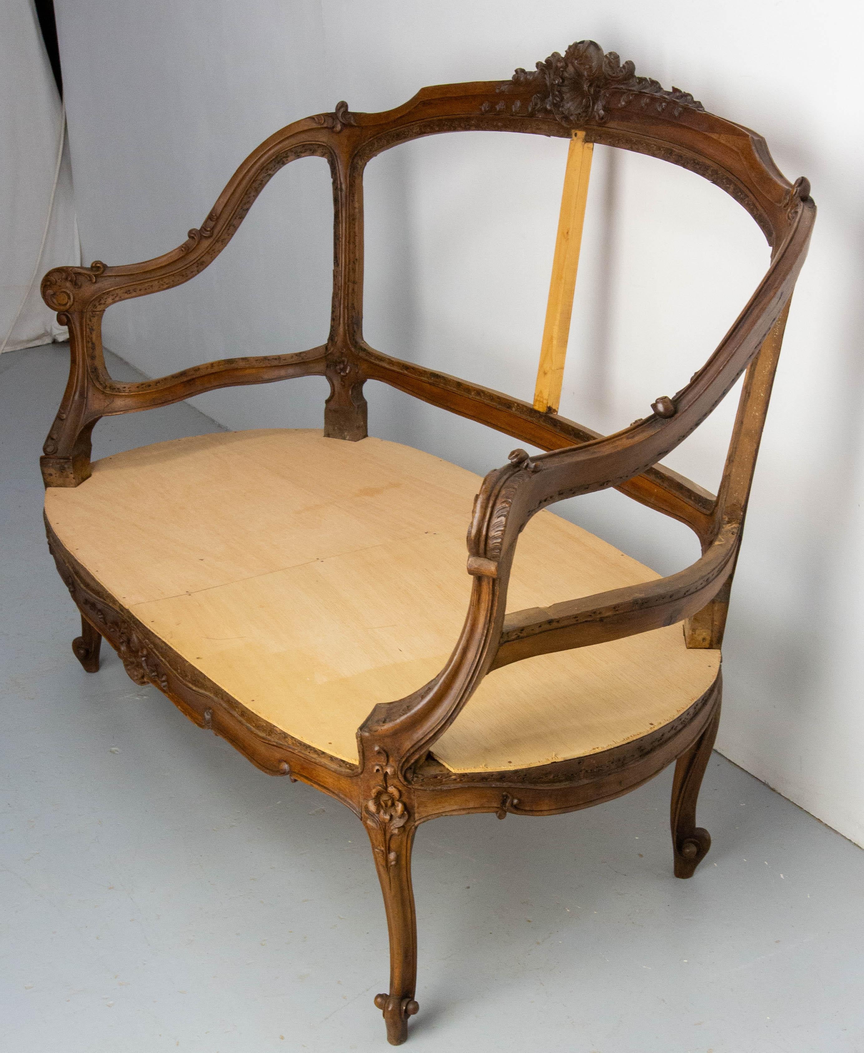 Divano aperto in legno di noce in stile Roccocò Revival Louis XV con imbottitura a canne o a cuscini, Francia, XIX sec. In condizioni buone in vendita a Labrit, Landes