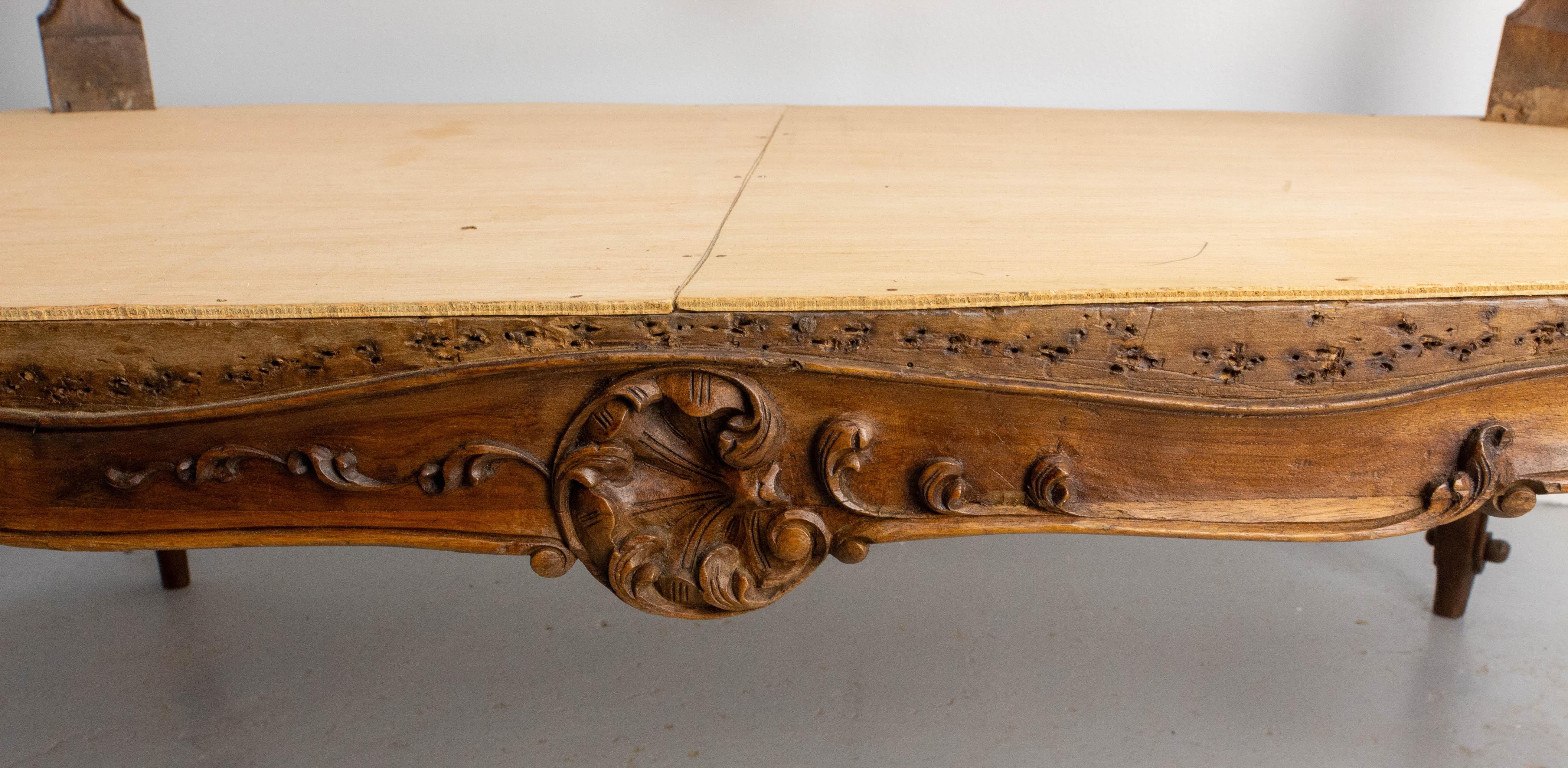 Fine XIX secolo Divano aperto in legno di noce in stile Roccocò Revival Louis XV con imbottitura a canne o a cuscini, Francia, XIX sec. in vendita