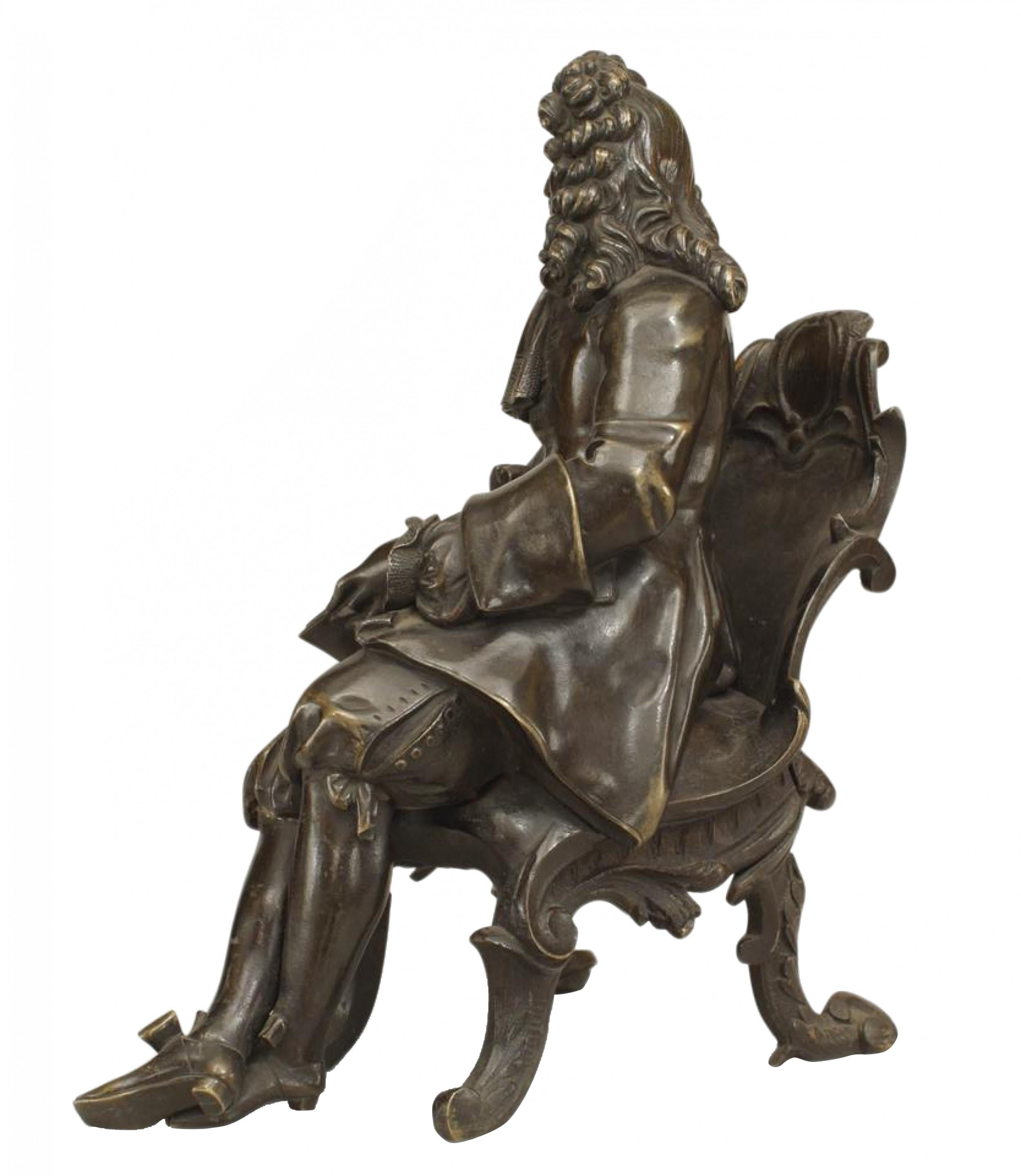 Bronzo francese in stile Luigi XV (XIX secolo) di una figura del XVIII secolo seduta su una sedia in stile rococò con in mano un libro