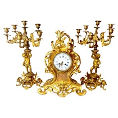 Louis XV-Rokoko-Mantelgarnitur aus vergoldeter Bronze, 19. Jahrhundert