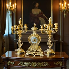 Louis XV-Rokoko-Mantelgarnitur aus vergoldeter Bronze, 19. Jahrhundert