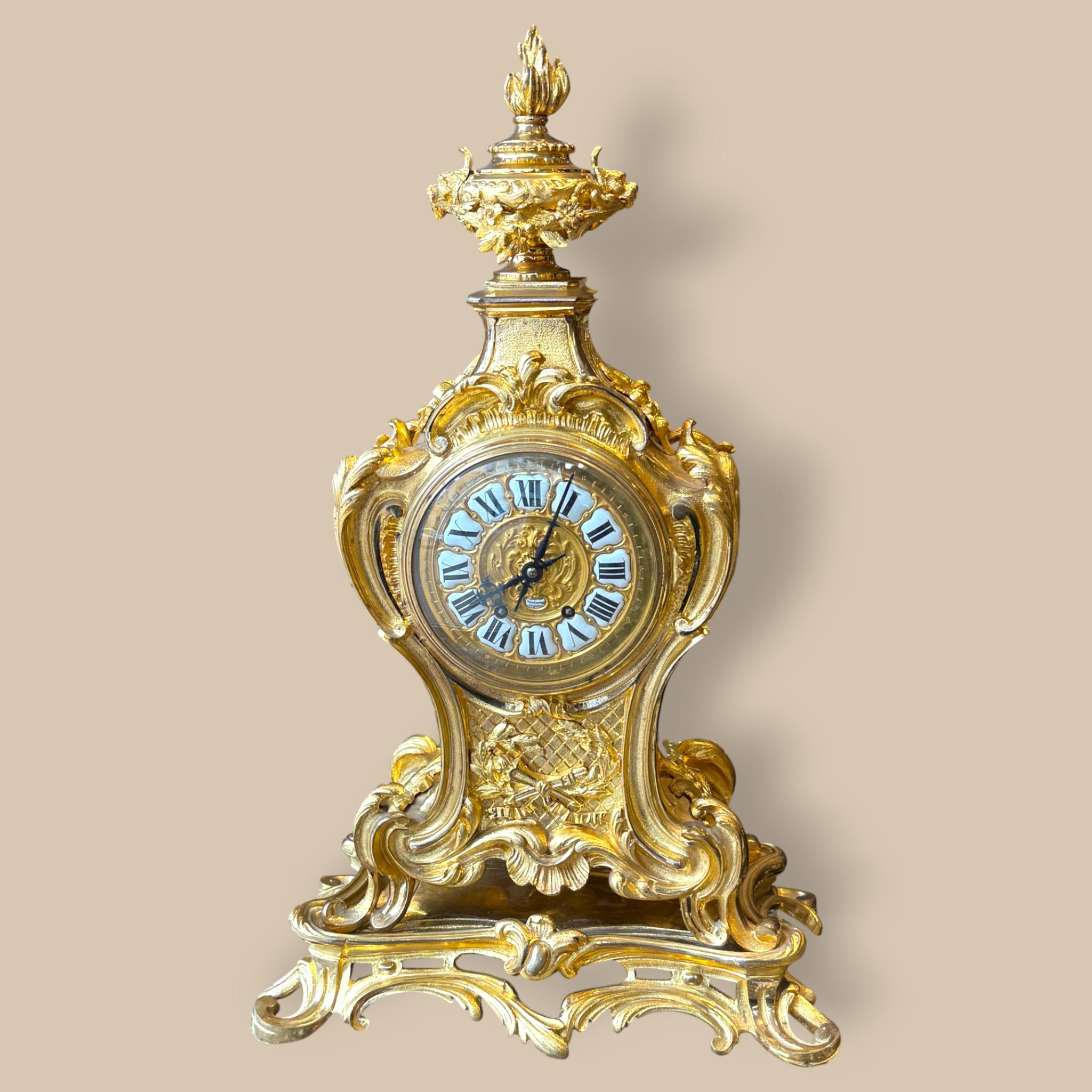 Francese Guarnitura da camino in bronzo dorato Luigi XV, XIX secolo in vendita