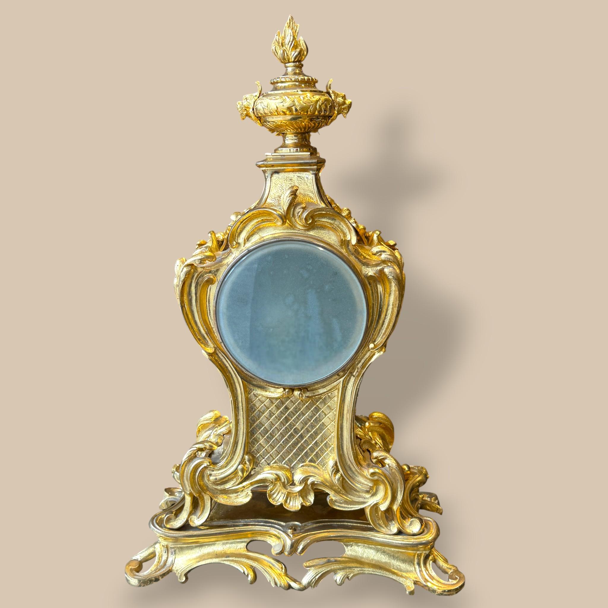 Dorato Guarnitura da camino in bronzo dorato Luigi XV, XIX secolo in vendita