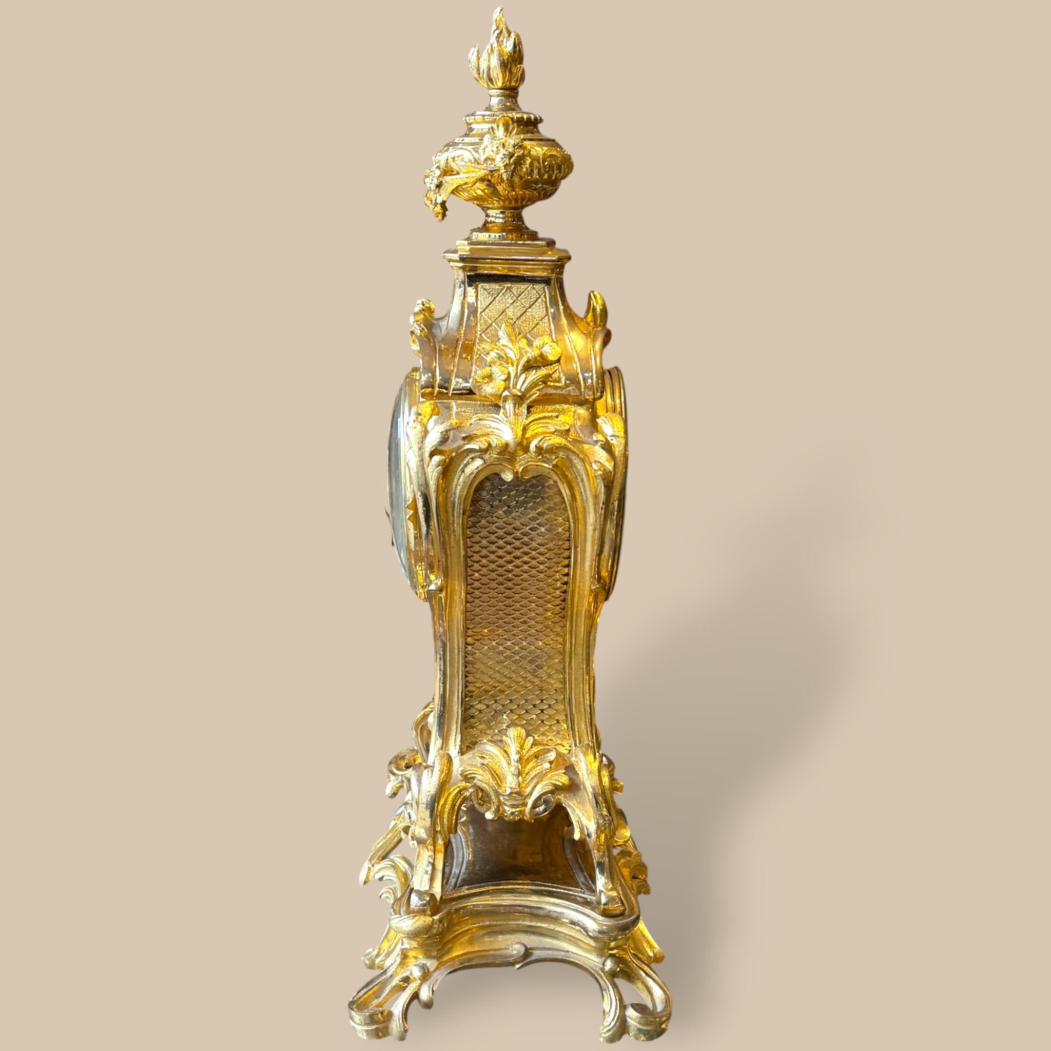 Bronzo Guarnitura da camino in bronzo dorato Luigi XV, XIX secolo in vendita