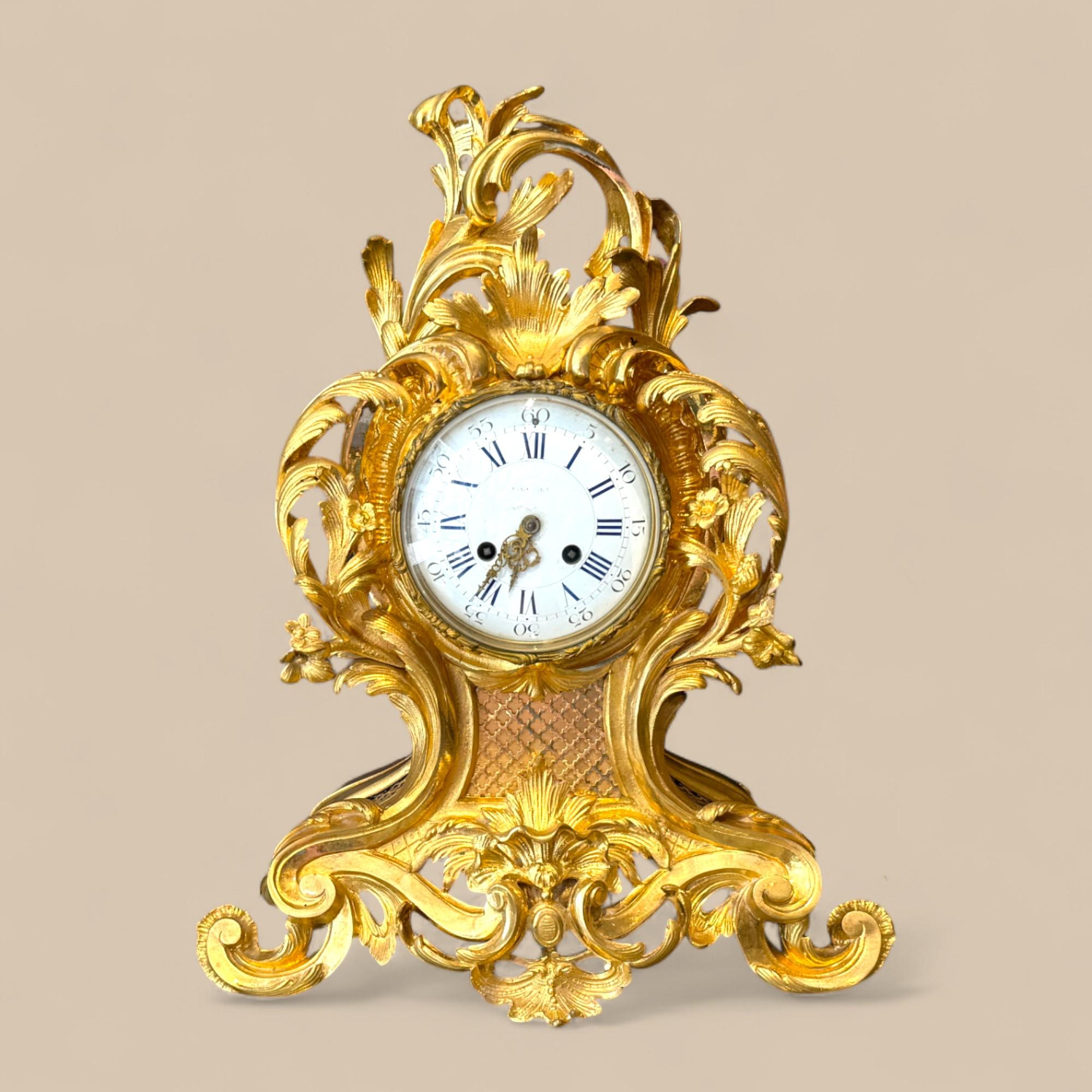 Louis XV Rococo Gilt Bronze Mantel Garniture, 19th Century (19. Jahrhundert) im Angebot