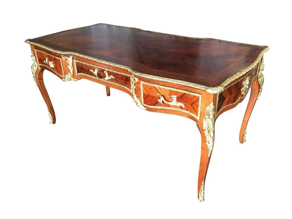 Spagnolo Scrivania direzionale Luigi XV rococò in mogano, legno di raso e legno di bureau Plat in vendita
