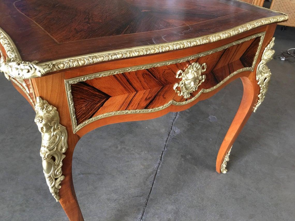 Metà XX secolo Scrivania direzionale Luigi XV rococò in mogano, legno di raso e legno di bureau Plat in vendita