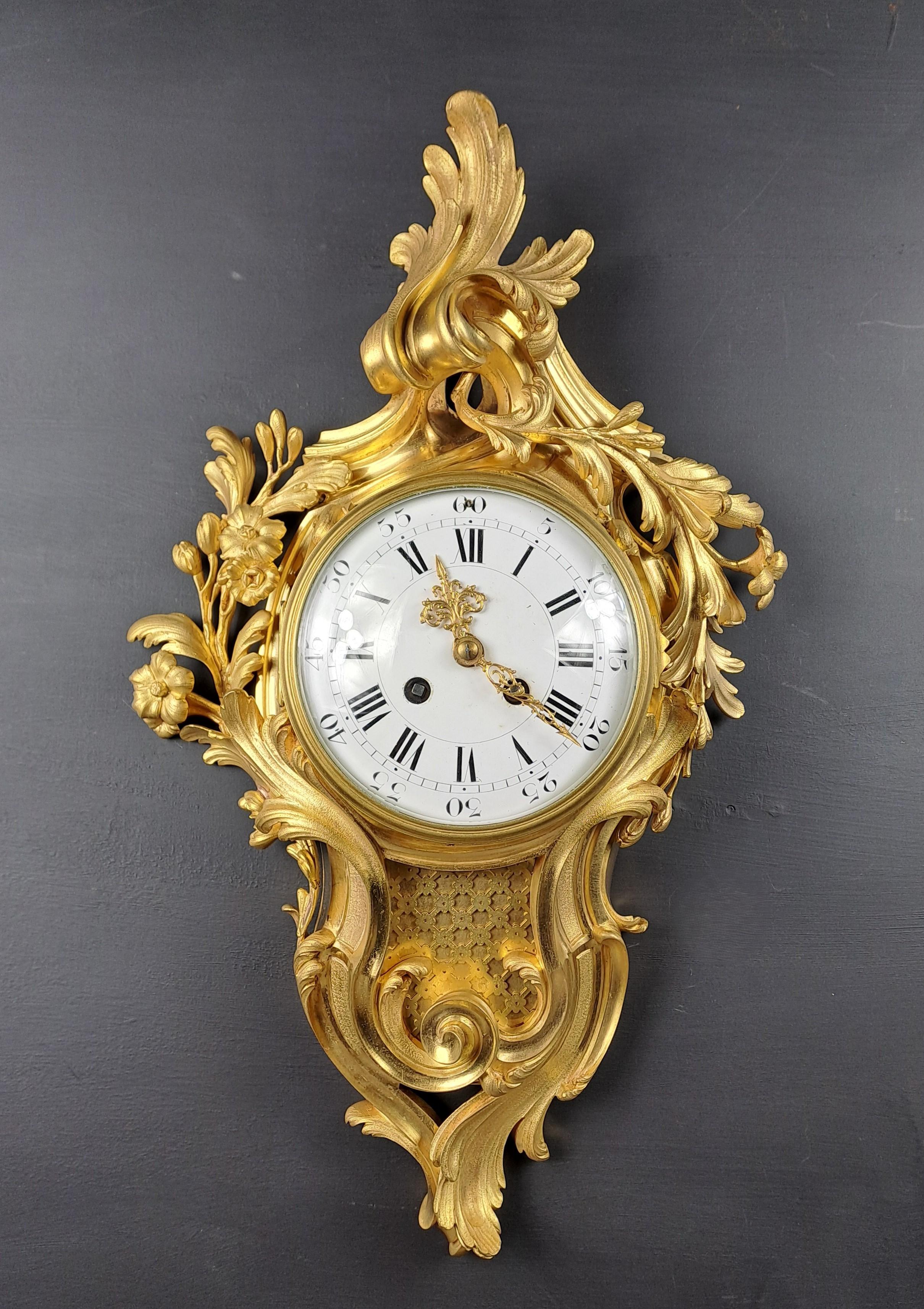 Magnificent wall clock in gilt bronze, very finely chiseled in the Louis XV rocaille style with acanthus leaves and flowers decoration.


Parisian work of superb quality, very beautiful chiseling, exceptionally fresh and shiny gilding.


Very good