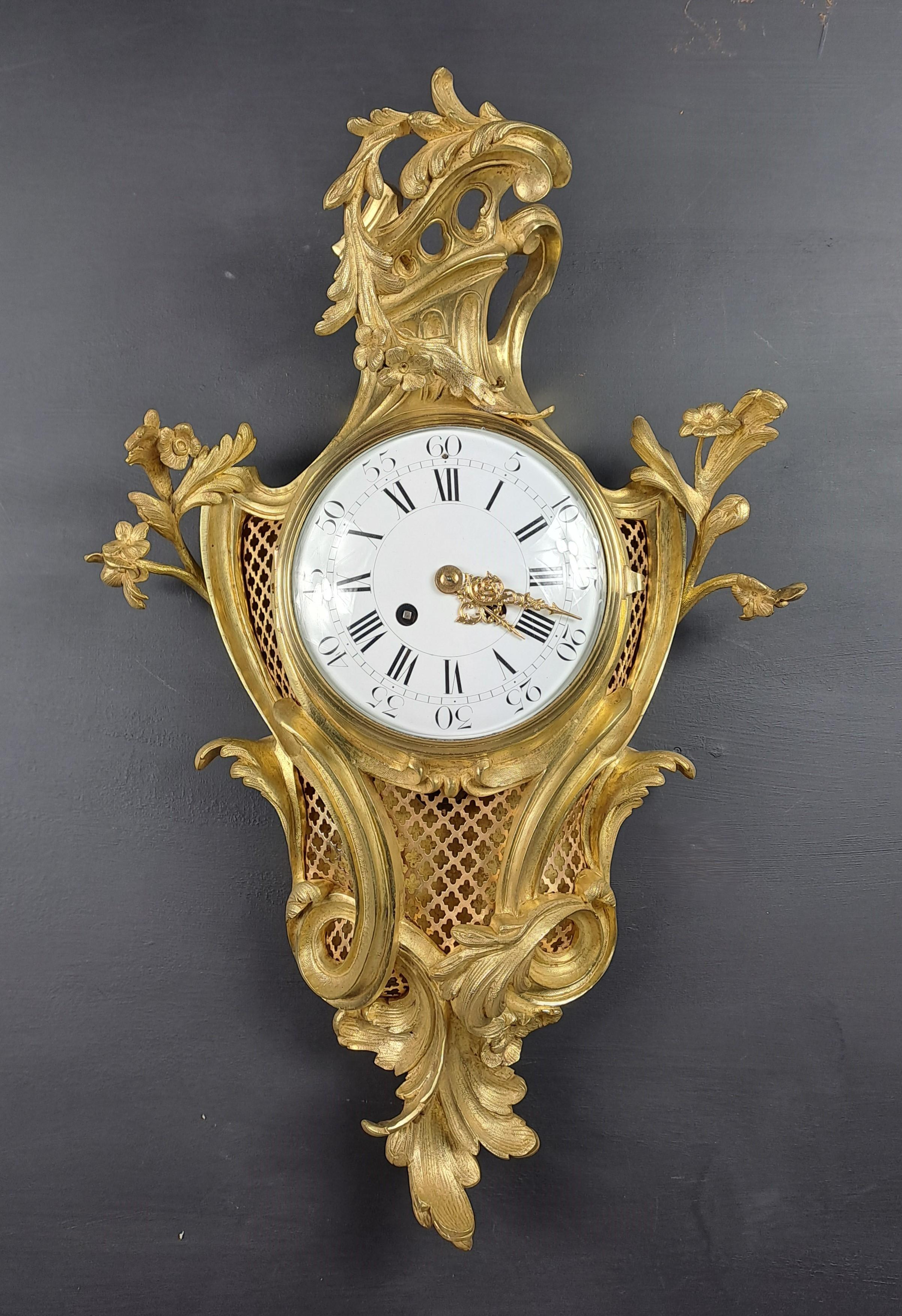 A Louis XV style wall clock with a rocaille-inspired floral design in finely chased gilt bronze.

French work from the Napoleon III period.

Very good condition, works perfectly, with its pendulum and key.