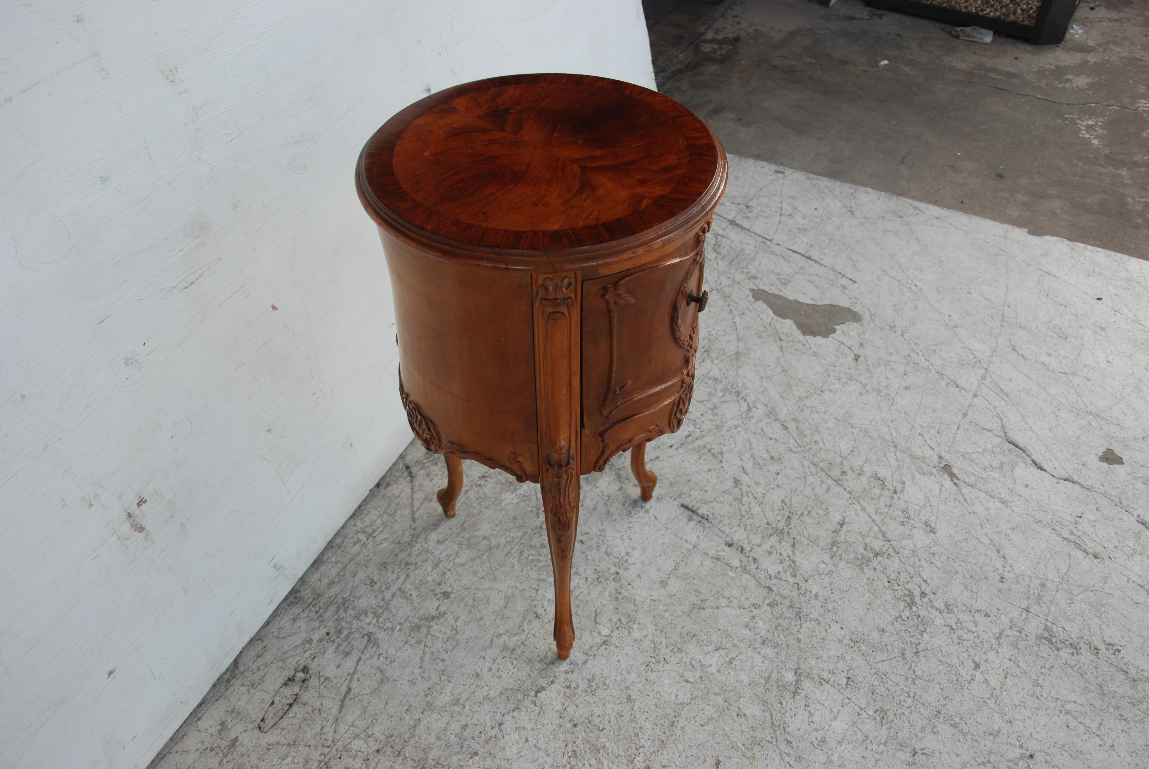 Louis XV Round Burl Mahogany Side Table Nightstand In Good Condition In Pasadena, TX