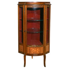 Louis XV Eckvitrine aus Satinholz mit Intarsien aus Mahagoni und Intarsien