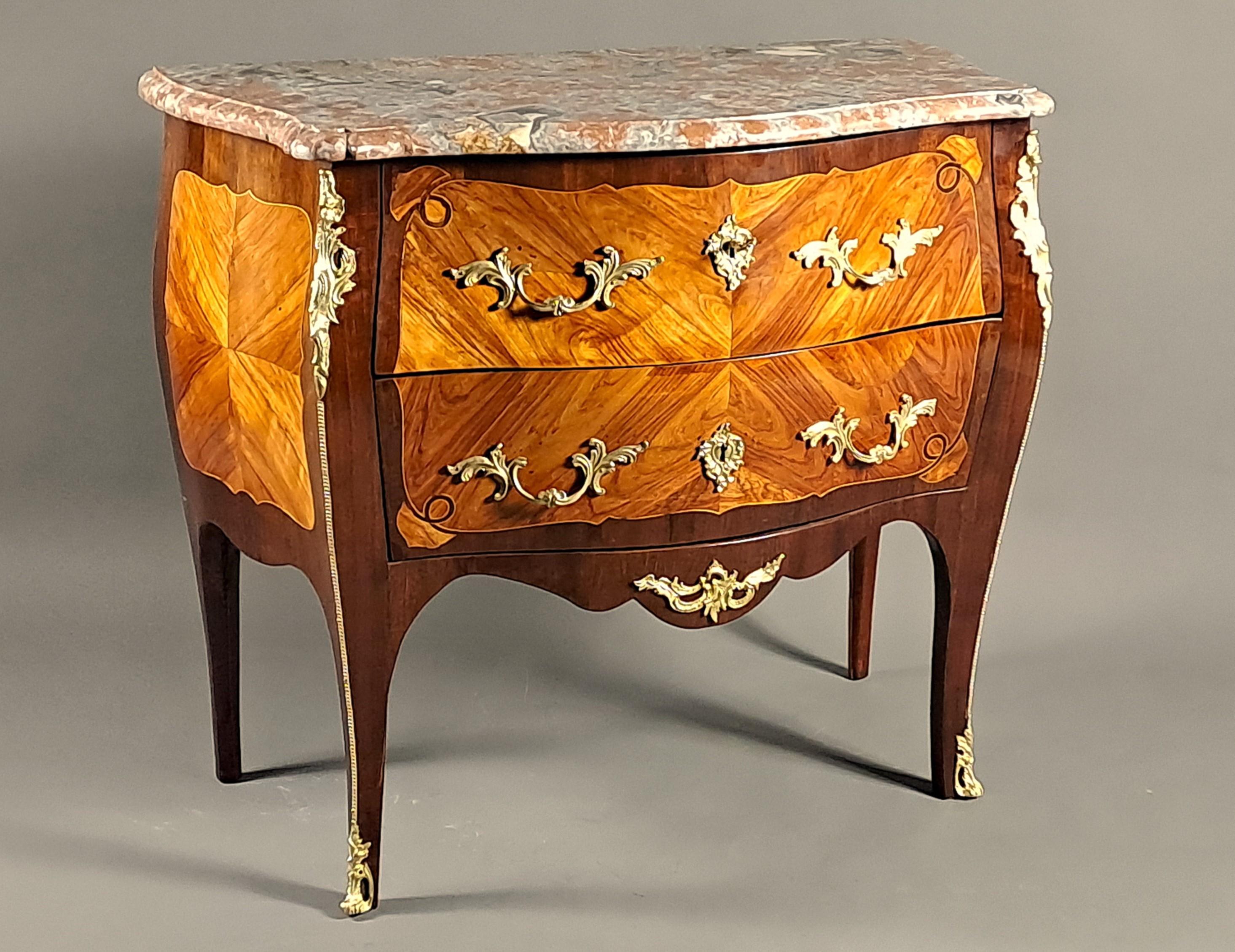 Louis XV Sauteuse Commode In Good Condition In BARSAC, FR
