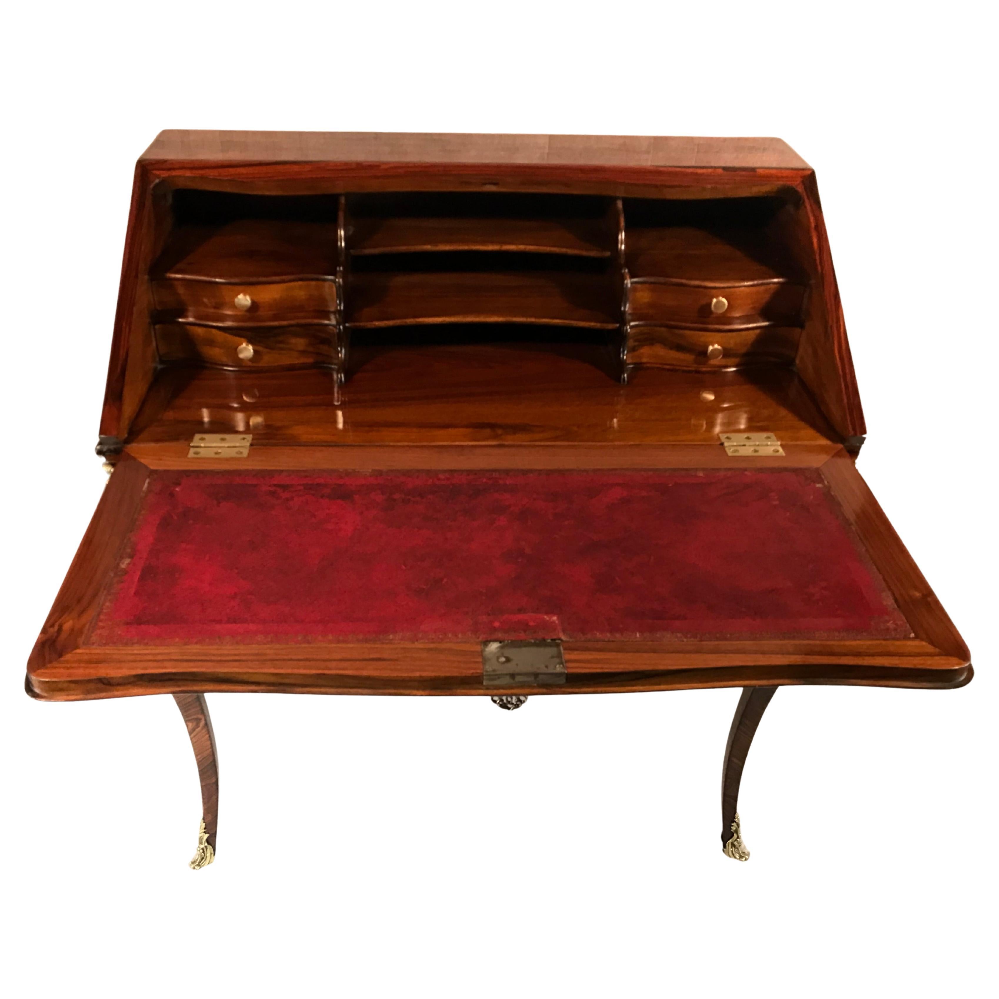 Ce superbe secrétaire français de style Louis XV, fabriqué à Paris vers 1750, est un exemple remarquable de l'art et de la sophistication du XVIIIe siècle. Reposant sur quatre élégants pieds incurvés ornés d'applications et d'accents en bronze, ce
