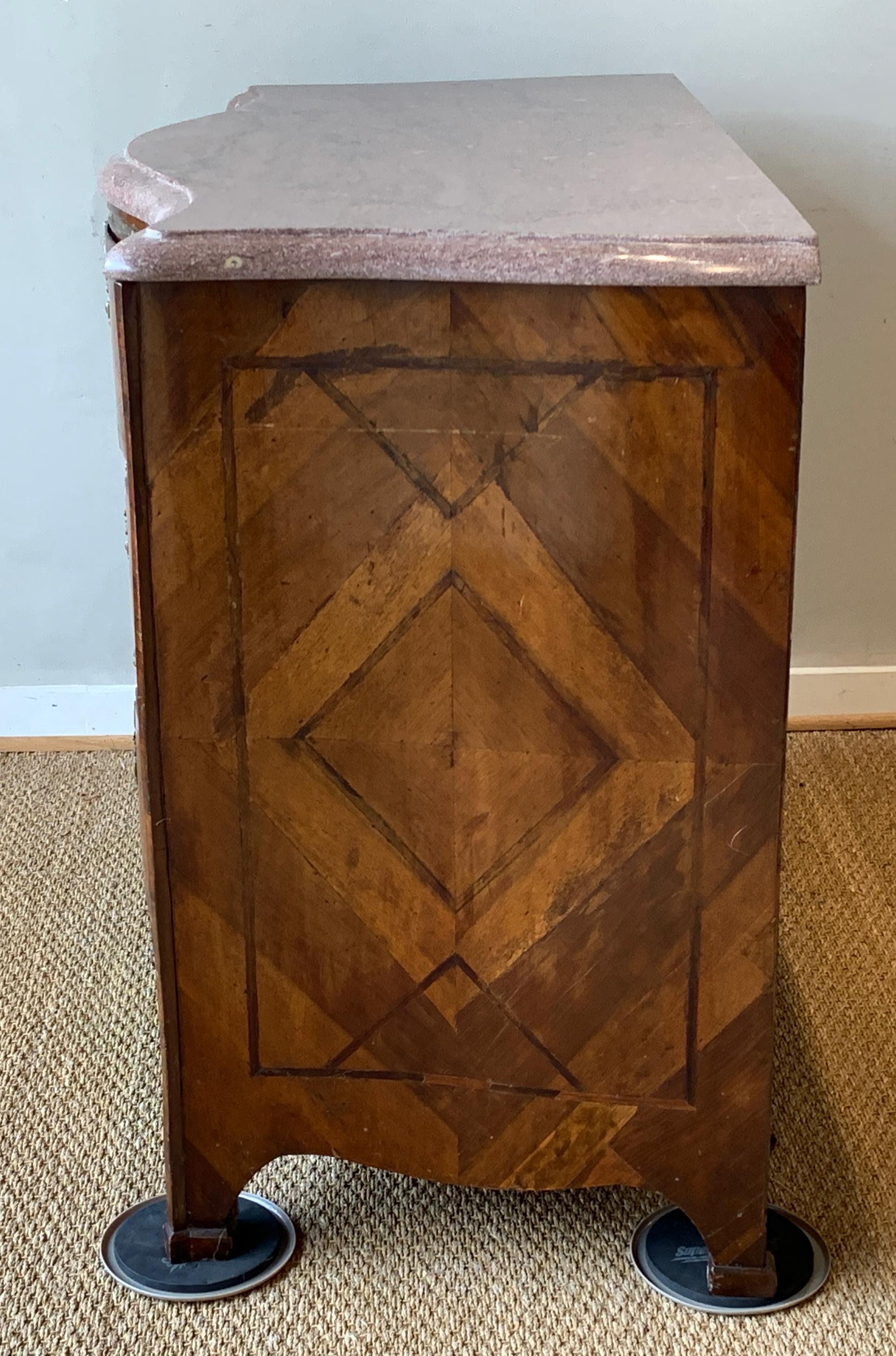 Louis XV Serpentine Front Commode In Good Condition In Kilmarnock, VA